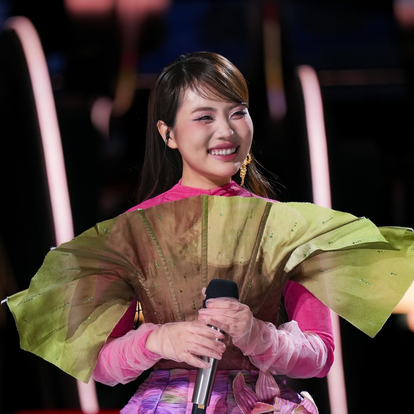 Phương Mỹ Chi: 9 tuổi là 'thần đồng dân ca', 22 tuổi gây sốt châu Á bởi 4 tiết mục đỉnh cao ở 'Sing! Asia'- Ảnh 3.