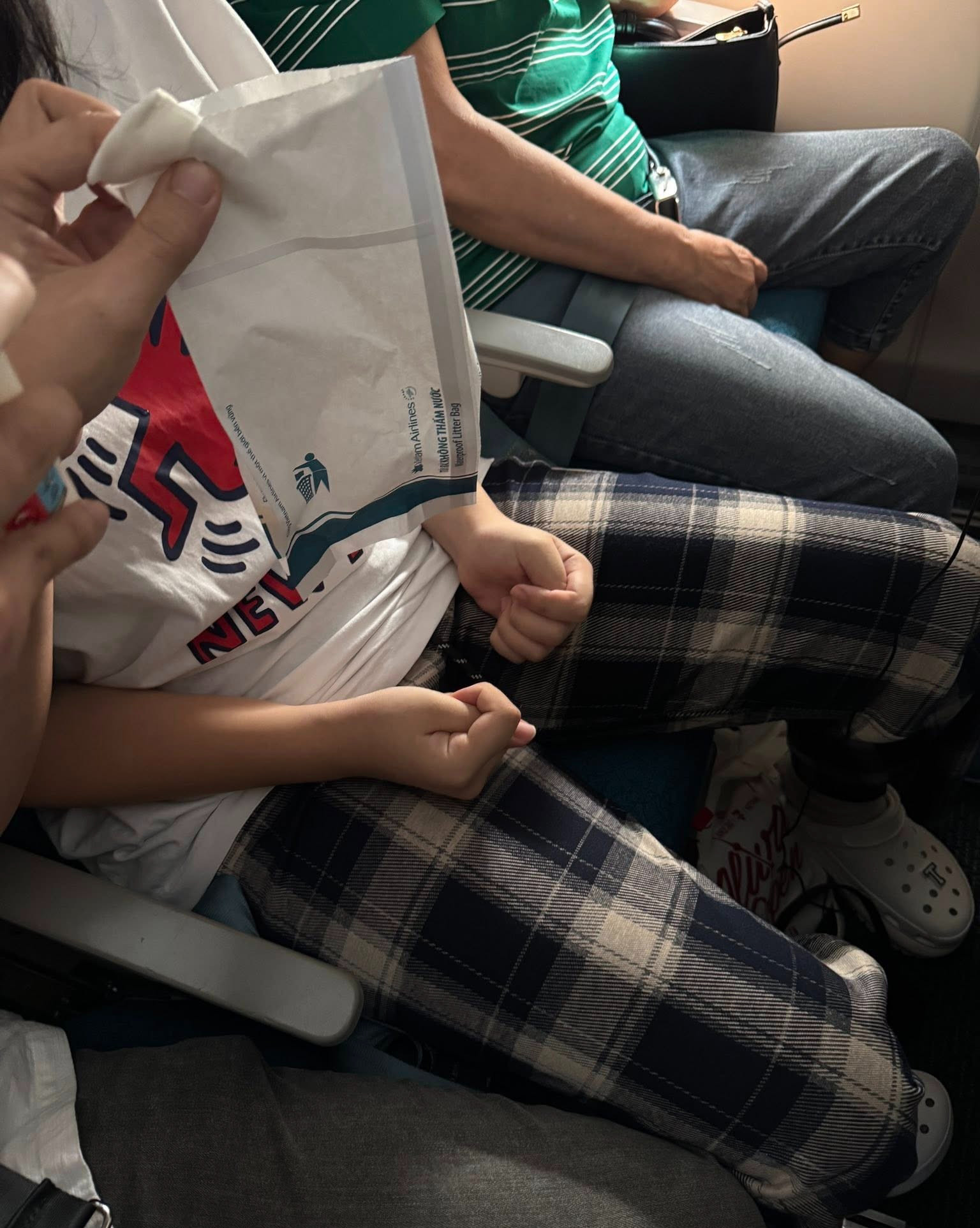 ra-ha-noi-cong-tac-bac-si-sai-gon-cuu-em-be-co-giat-tren-may-bay-47216-1751102346290-17511023466671085983102.jpg