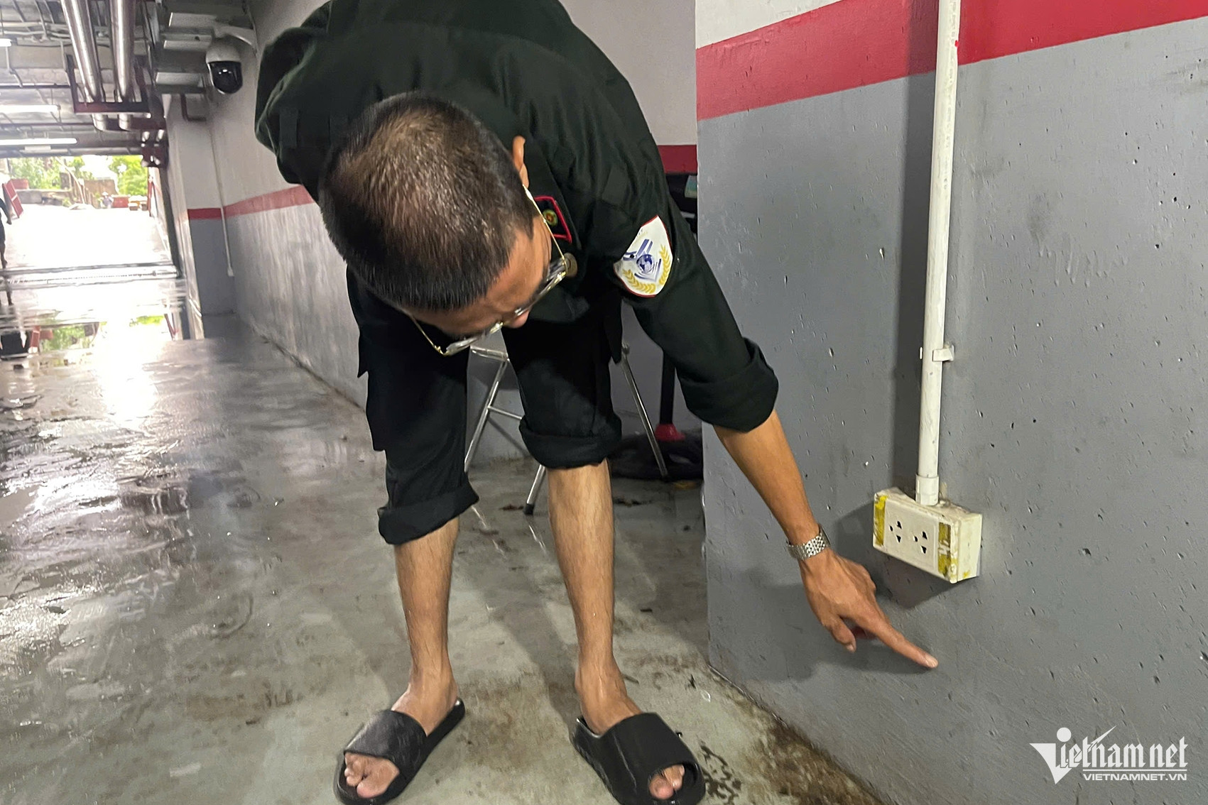 Nước ào ạt tràn vào hầm chung cư ở Hạ Long, người dân vội đưa xe ra ngoài - Ảnh 5. Nước ào ạt tràn vào hầm chung cư ở Hạ Long, người dân vội đưa xe ra ngoài - Ảnh 5.