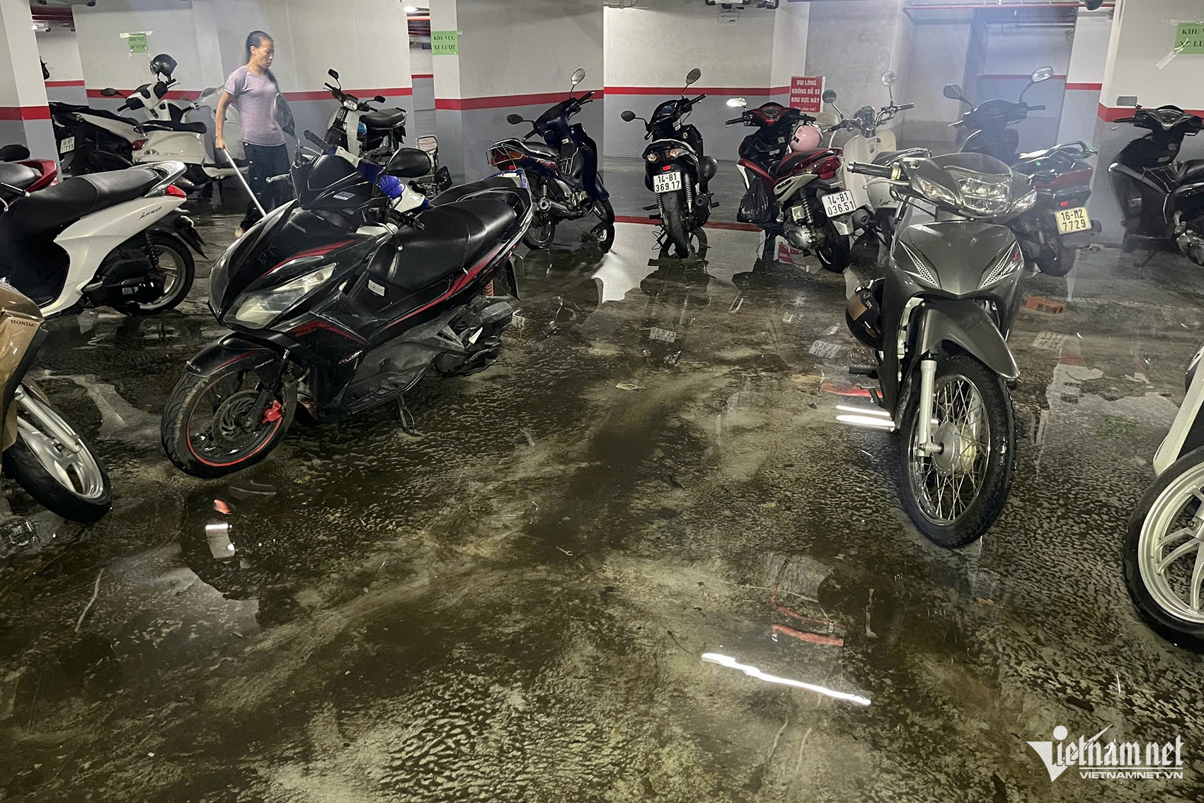 Nước ào ạt tràn vào hầm chung cư ở Hạ Long, người dân vội đưa xe ra ngoài - Ảnh 4. Nước ào ạt tràn vào hầm chung cư ở Hạ Long, người dân vội đưa xe ra ngoài - Ảnh 4.