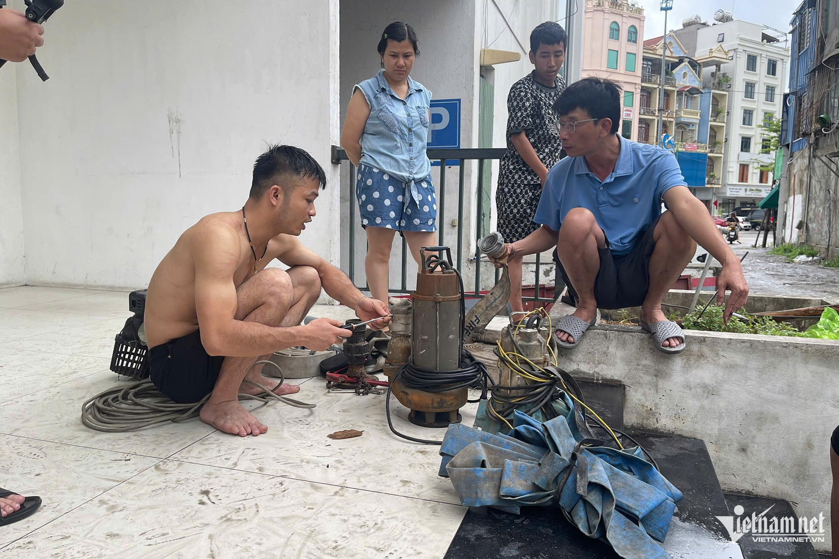Nước ào ạt tràn vào hầm chung cư ở Hạ Long, người dân vội đưa xe ra ngoài - Ảnh 7. Nước ào ạt tràn vào hầm chung cư ở Hạ Long, người dân vội đưa xe ra ngoài - Ảnh 7.
