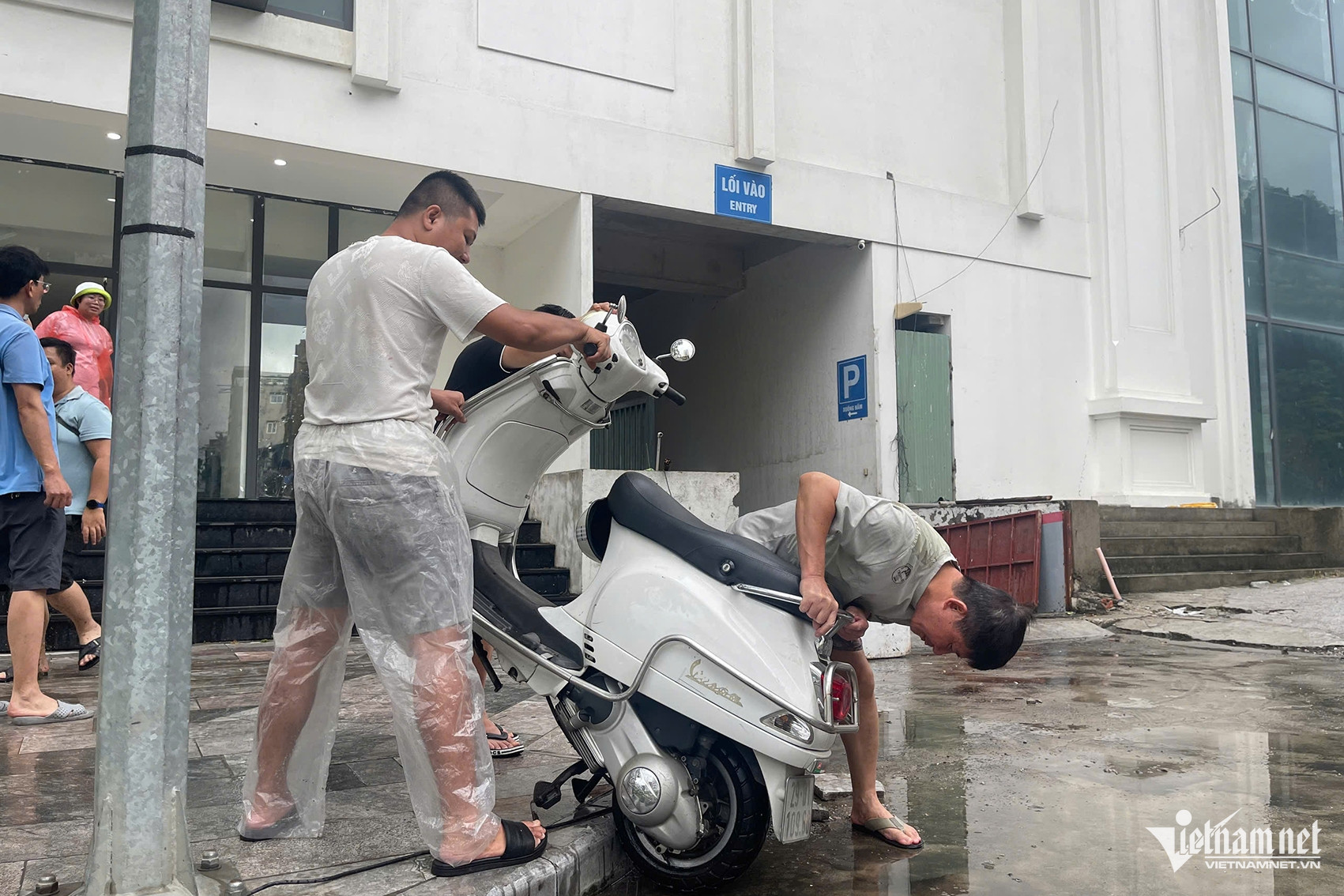 Nước ào ạt tràn vào hầm chung cư ở Hạ Long, người dân vội đưa xe ra ngoài - Ảnh 6. Nước ào ạt tràn vào hầm chung cư ở Hạ Long, người dân vội đưa xe ra ngoài - Ảnh 6.