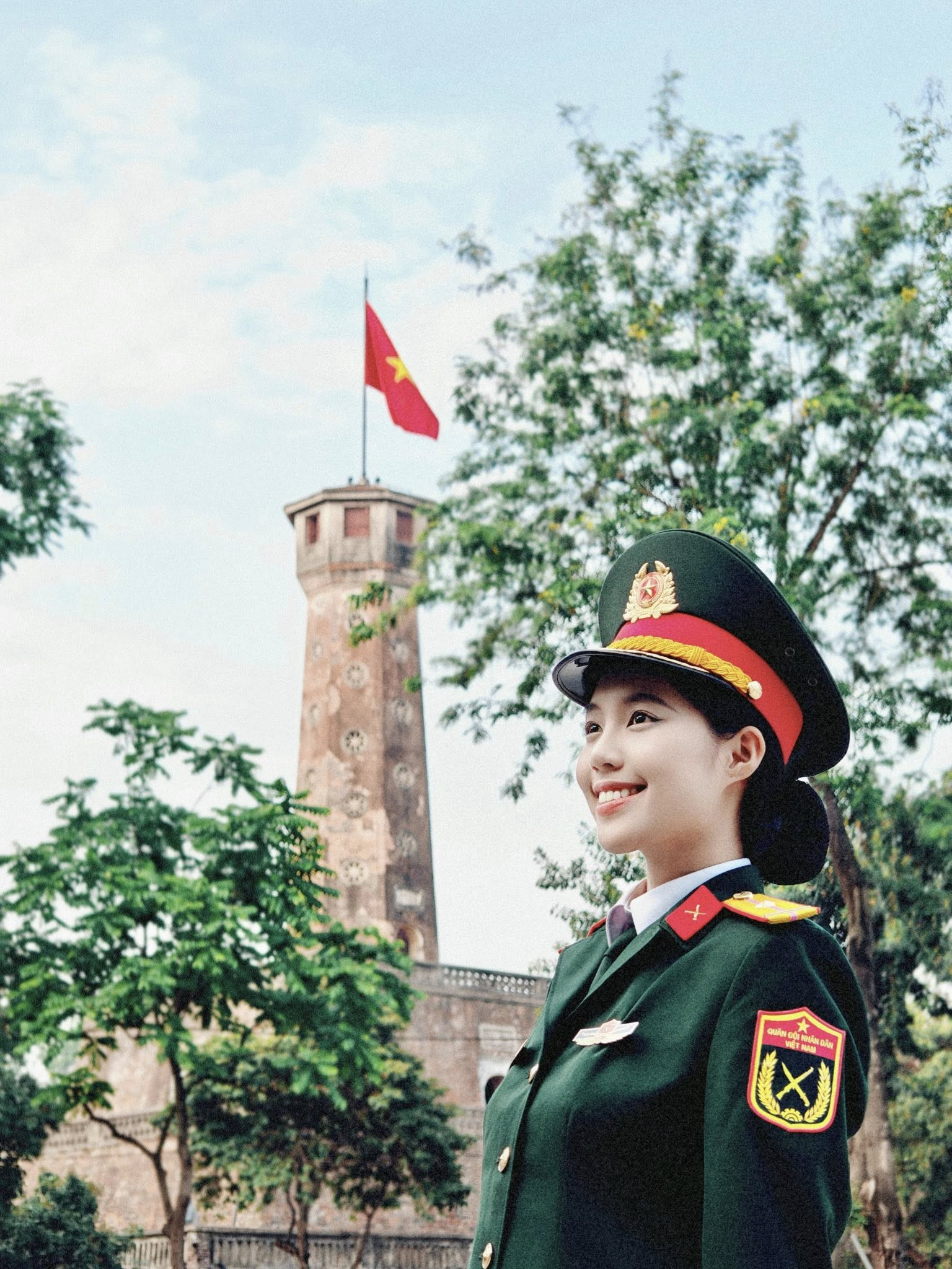 Vẻ đẹp 'càng ngắm càng mê' của Thiếu uý vừa đoạt Á hậu 1 Hoa hậu Việt Nam - Ảnh 8. Vẻ đẹp 'càng ngắm càng mê' của Thiếu uý vừa đoạt Á hậu 1 Hoa hậu Việt Nam - Ảnh 8.