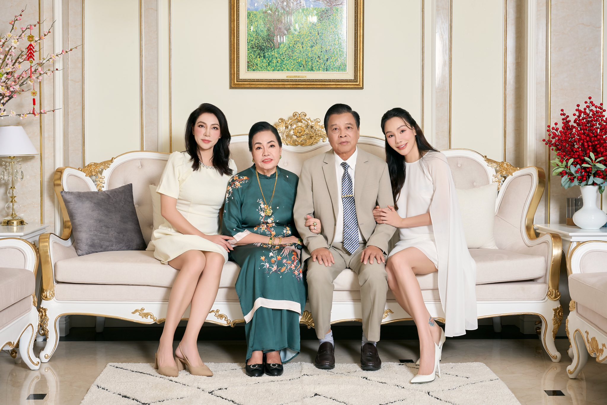 Nhan sắc khó tin của chị gái Hồ Quỳnh Hương ở tuổi ngoài 50- Ảnh 1.