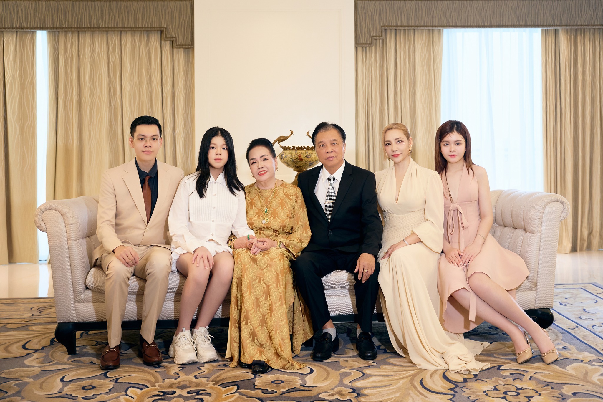 Nhan sắc khó tin của chị gái Hồ Quỳnh Hương ở tuổi ngoài 50- Ảnh 7.