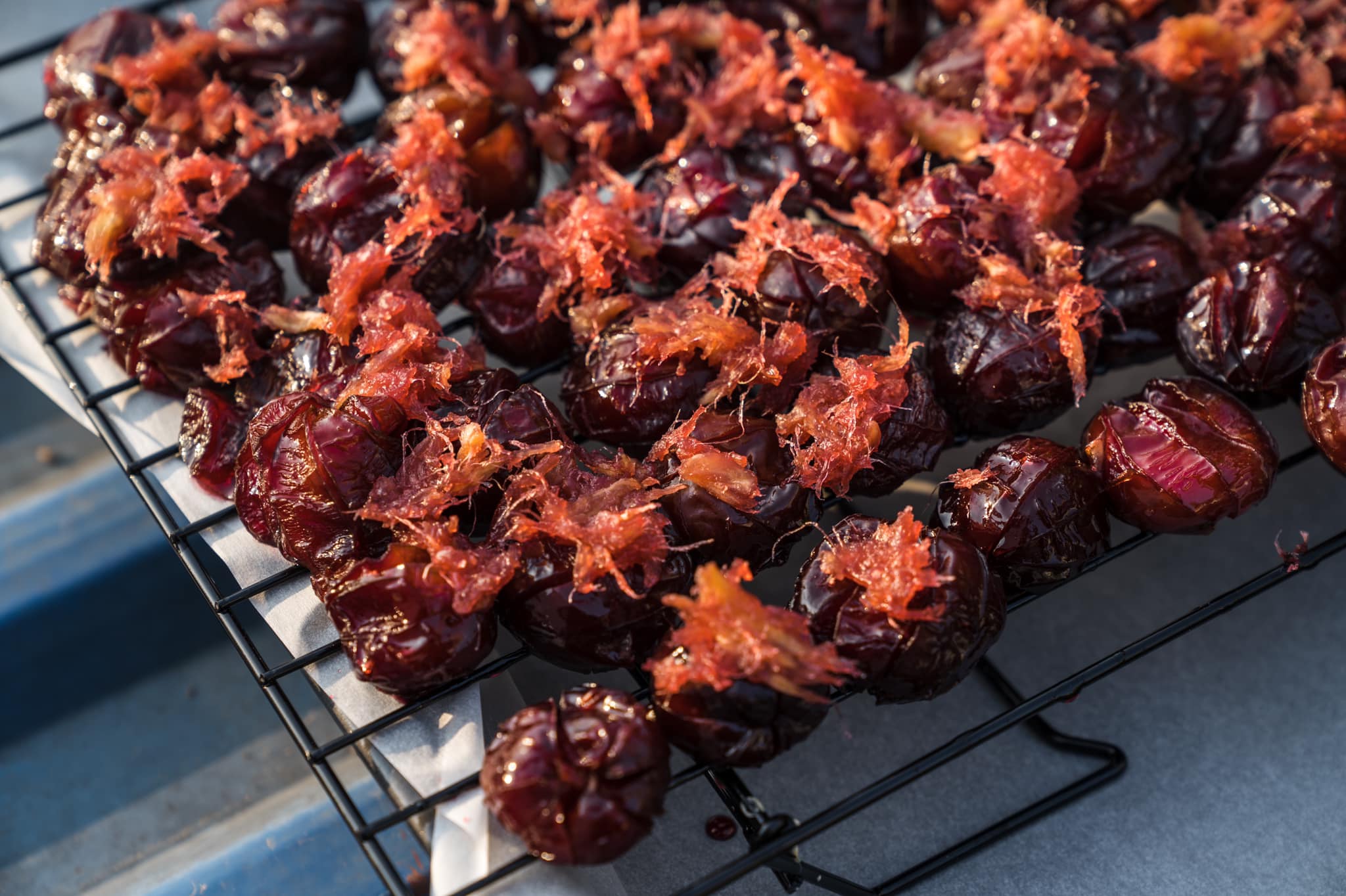 ទាញយកអត្ថប្រយោជន៍ពីរដូវផ្លែព្រូន ធ្វើម្ហូប plum ដ៏ឆ្ងាញ់នេះ - រូបថត 7 ។ Tranh thủ đang mùa quả mận chín, làm ngay món mận ‘ngon bá cháy’ này - Ảnh 7.