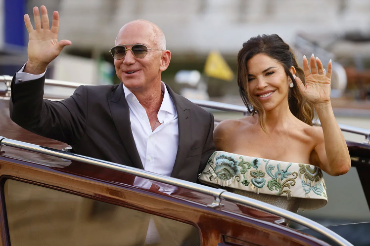 Nữ MC 56 tuổi đẹp lộng lẫy trong đám cưới xa hoa với tỷ phú Jeff Bezos - Ảnh 2. Nữ MC 56 tuổi đẹp lộng lẫy trong đám cưới xa hoa với tỷ phú Jeff Bezos - Ảnh 2.
