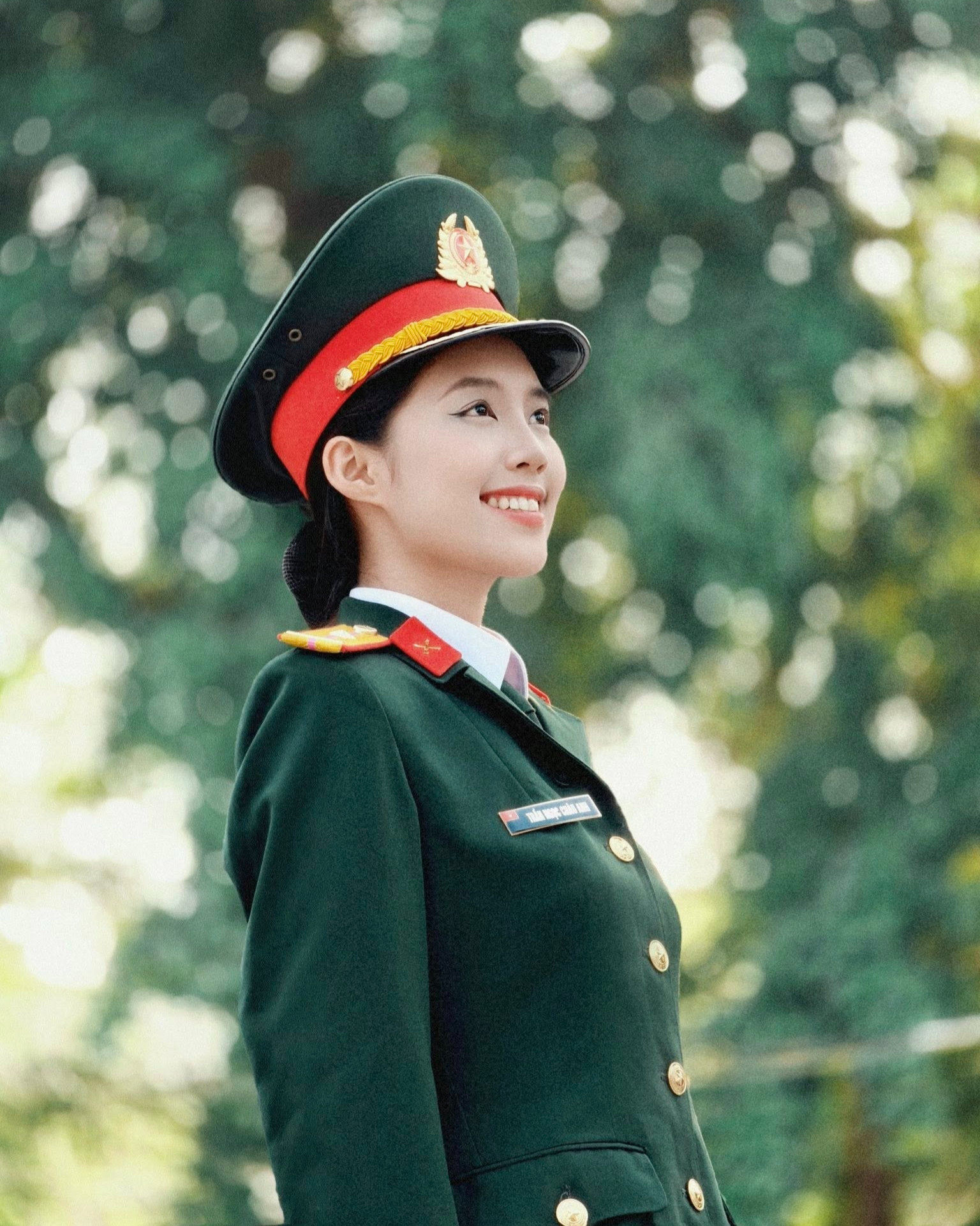 Vẻ đẹp 'càng ngắm càng mê' của Thiếu uý vừa đoạt Á hậu 1 Hoa hậu Việt Nam - Ảnh 9. Vẻ đẹp 'càng ngắm càng mê' của Thiếu uý vừa đoạt Á hậu 1 Hoa hậu Việt Nam - Ảnh 9.