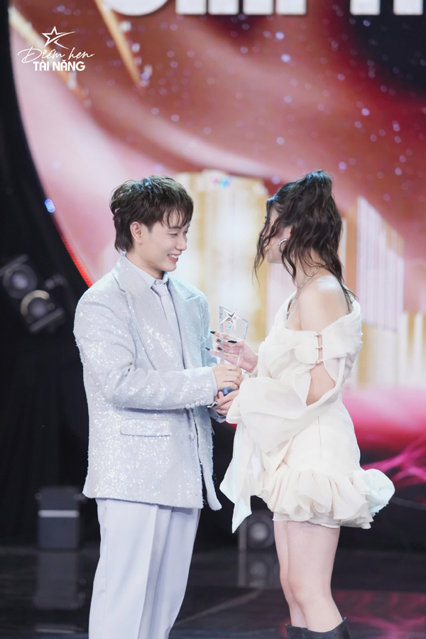 Cover hits 'Dấu mưa' của Trung Quân, Thanh Thụy 'vượt mặt' con gái NSƯT Võ Hoài Nam giành quán quân 'Điểm hẹn tài năng'- Ảnh 7. Cover hits 'Dấu mưa' của Trung Quân, Thanh Thụy 'vượt mặt' con gái NSƯT Võ Hoài Nam giành quán quân 'Điểm hẹn tài năng'- Ảnh 7.