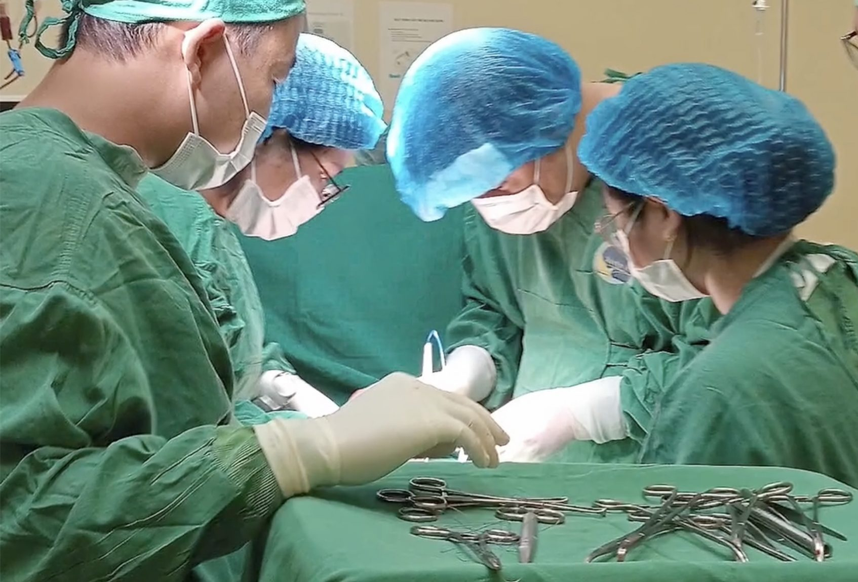 Người phụ nữ 44 tuổi phát hiện u xơ tử cung từ dấu hiệu nhiều người Việt mắc phải - Ảnh 2.
