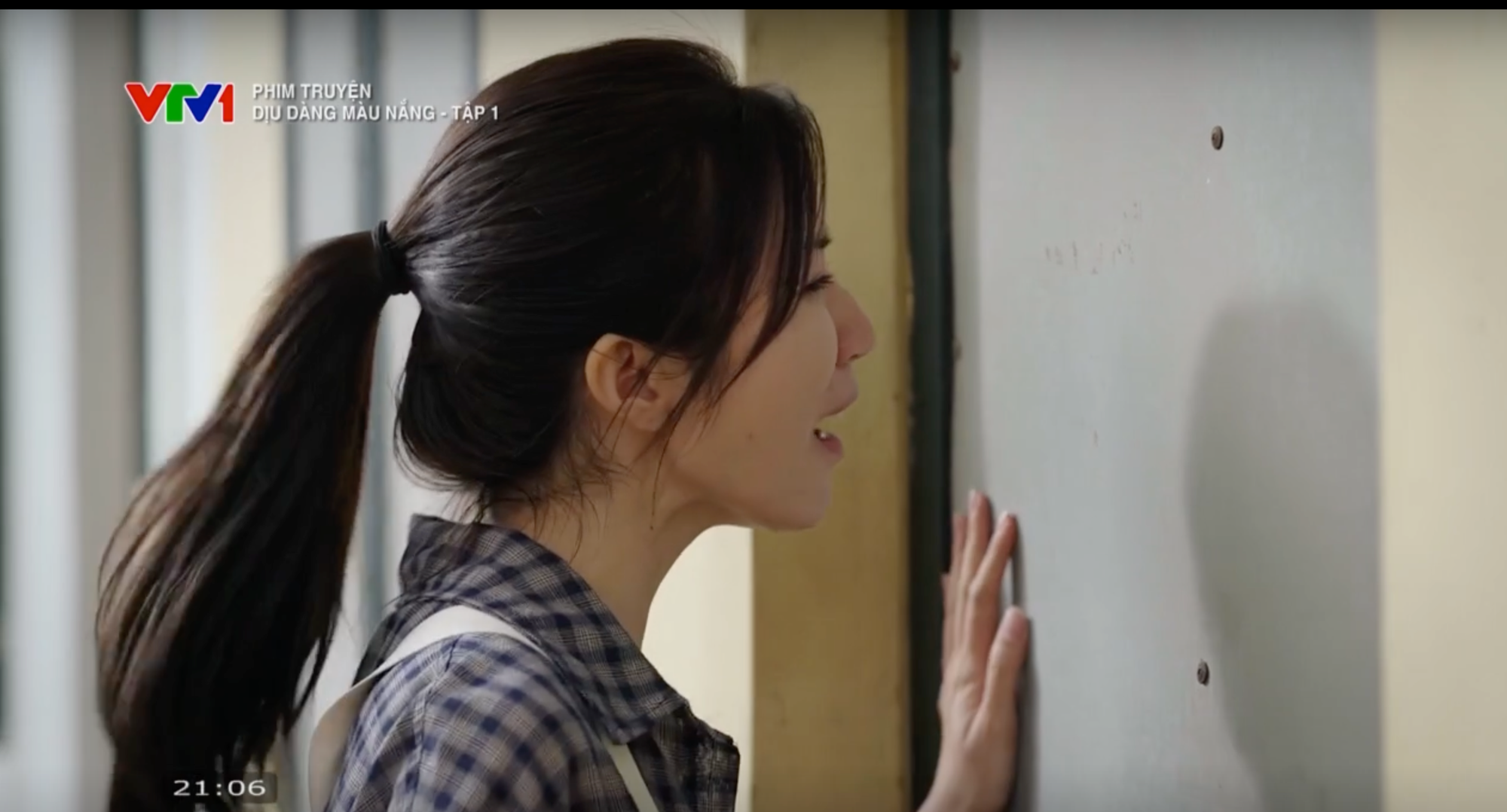 Tập mới nhất 'Dịu dàng màu nắng': Xuân bị lừa trắng tay, Bắc khó chịu khi Lan Anh về muộn trong ngày sinh nhật- Ảnh 2. Tập mới nhất 'Dịu dàng màu nắng': Xuân bị lừa trắng tay, Bắc khó chịu khi Lan Anh về muộn trong ngày sinh nhật- Ảnh 2.