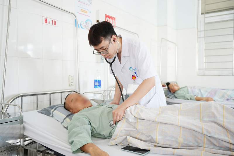 Từ vụ 2 người nhập viện do suy thận cấp khi chạy marathon, bác sĩ chỉ cách phòng sốc nhiệt khi thời tiết nắng nóng - Ảnh 2.