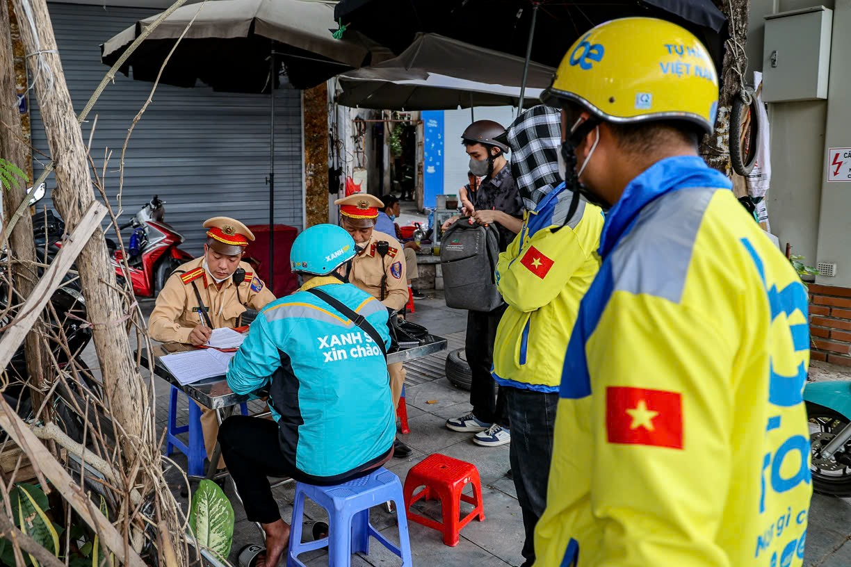 Loạt phương tiện 'leo' lên vỉa hè ở Hà Nội bị xử lý- Ảnh 4. Loạt phương tiện 'leo' lên vỉa hè ở Hà Nội bị xử lý- Ảnh 4.