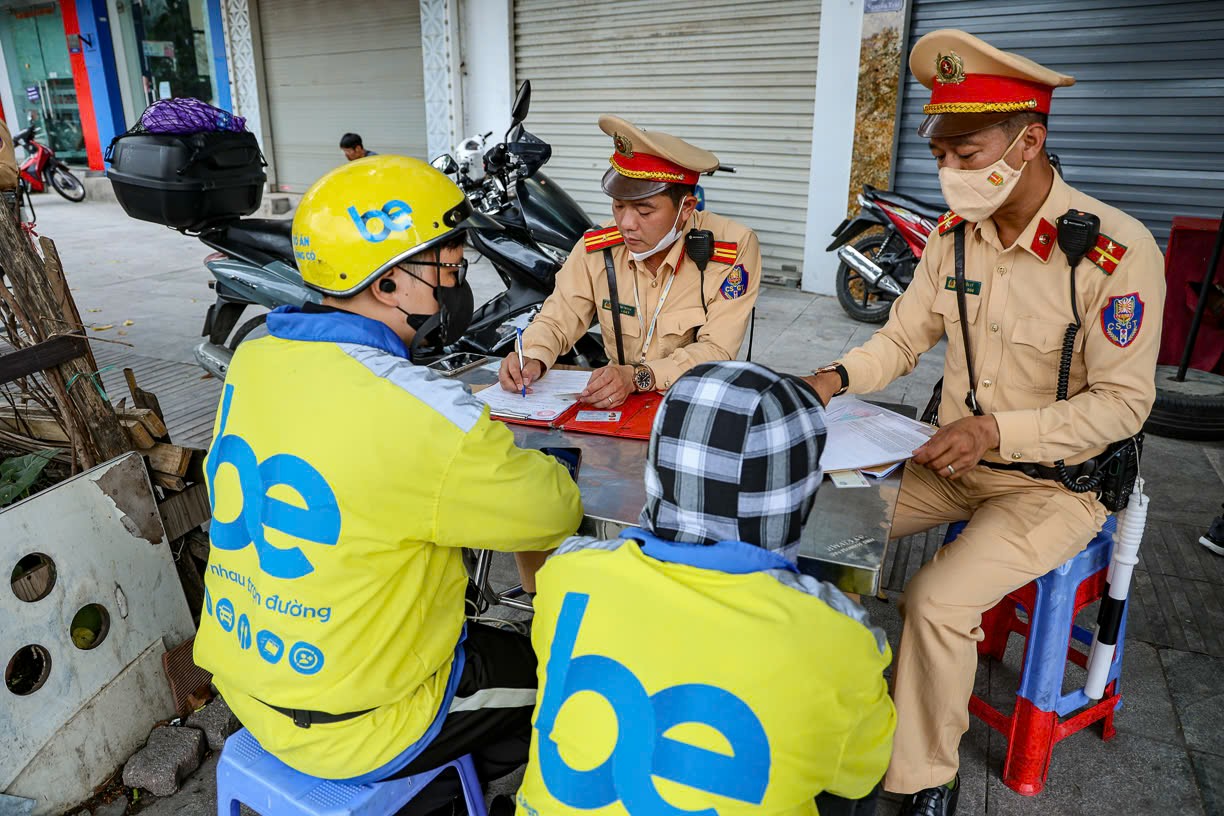 Loạt phương tiện 'leo' lên vỉa hè ở Hà Nội bị xử lý- Ảnh 3. Loạt phương tiện 'leo' lên vỉa hè ở Hà Nội bị xử lý- Ảnh 3.