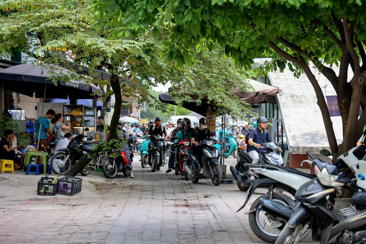 Loạt phương tiện 'leo' lên vỉa hè ở Hà Nội bị xử lý- Ảnh 10. Loạt phương tiện 'leo' lên vỉa hè ở Hà Nội bị xử lý- Ảnh 10.