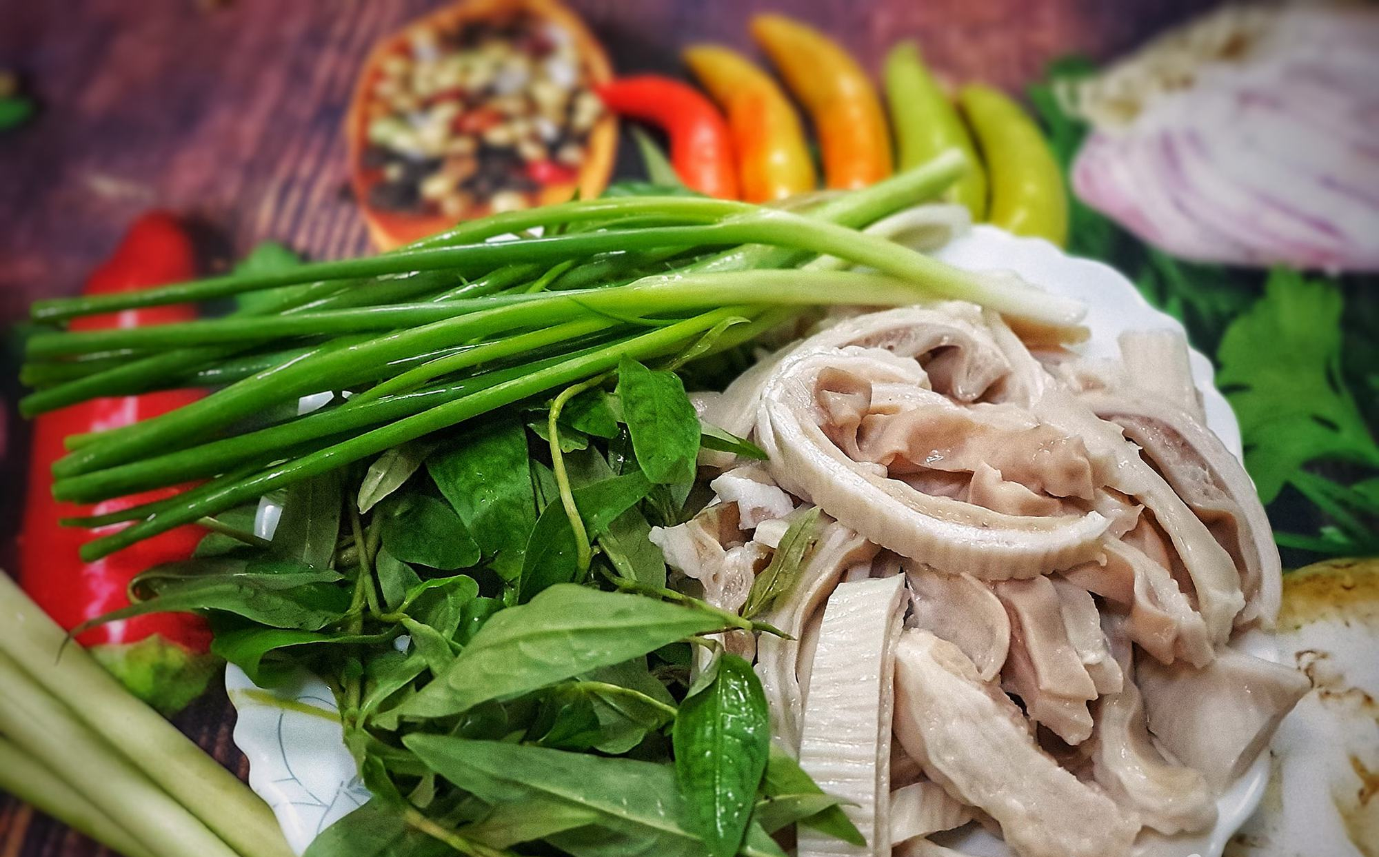 Roergebakken maag met deze groente zorgt voor een heerlijke knapperigheid - Foto 3. Dạ dày xào với loại rau này đảm bảo giòn ngon sần sật - Ảnh 3.