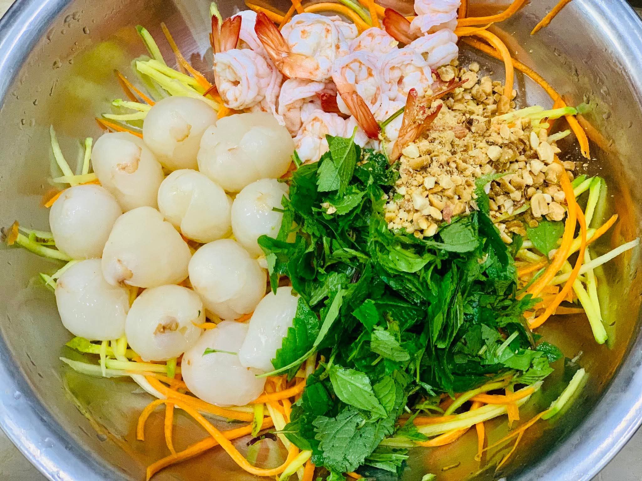 Quả vải giảm giá sâu chỉ còn vài nghìn đồng/kg bán đổ đống, chị em bày nhau làm món ngon dễ làm cho bữa ăn gia đình thêm phần hấp dẫn- Ảnh 6.