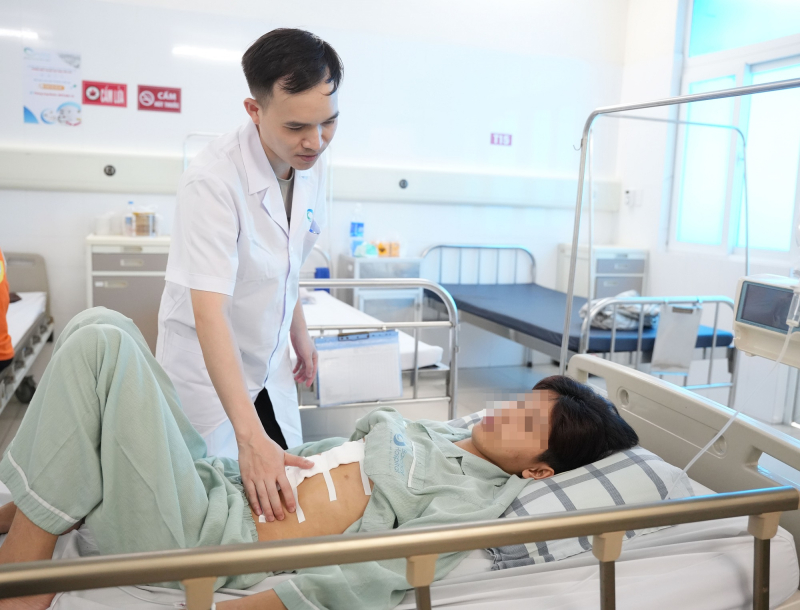 Bất ngờ nguyên nhân khiến nam thanh niên 18 tuổi đang khỏe mạnh bỗng sốc mất máu nguy kịch - Ảnh 1.