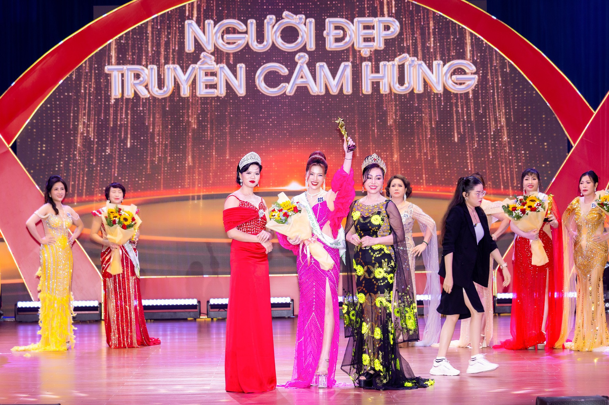 Nữ doanh nhân Trần Thị Thịnh khẳng định bản lĩnh phụ nữ hiện đại khi đăng quang Hoa hậu Doanh nhân Asean 2025- Ảnh 3. Nữ doanh nhân Trần Thị Thịnh khẳng định bản lĩnh phụ nữ hiện đại khi đăng quang Hoa hậu Doanh nhân Asean 2025- Ảnh 3.