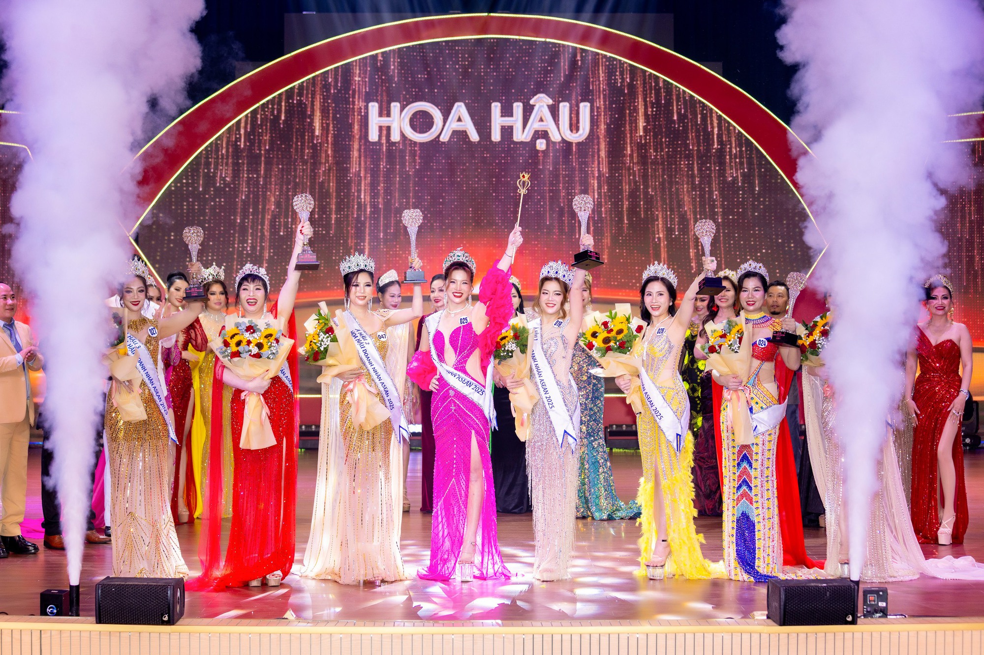 Nữ doanh nhân Trần Thị Thịnh khẳng định bản lĩnh phụ nữ hiện đại khi đăng quang Hoa hậu Doanh nhân Asean 2025- Ảnh 2. Nữ doanh nhân Trần Thị Thịnh khẳng định bản lĩnh phụ nữ hiện đại khi đăng quang Hoa hậu Doanh nhân Asean 2025- Ảnh 2.