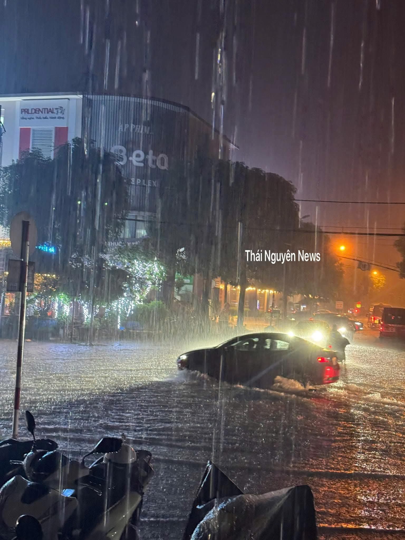 Hình ảnh Thái Nguyên ngập chìm trong biển nước, giao thông tê liệt - Ảnh 6.