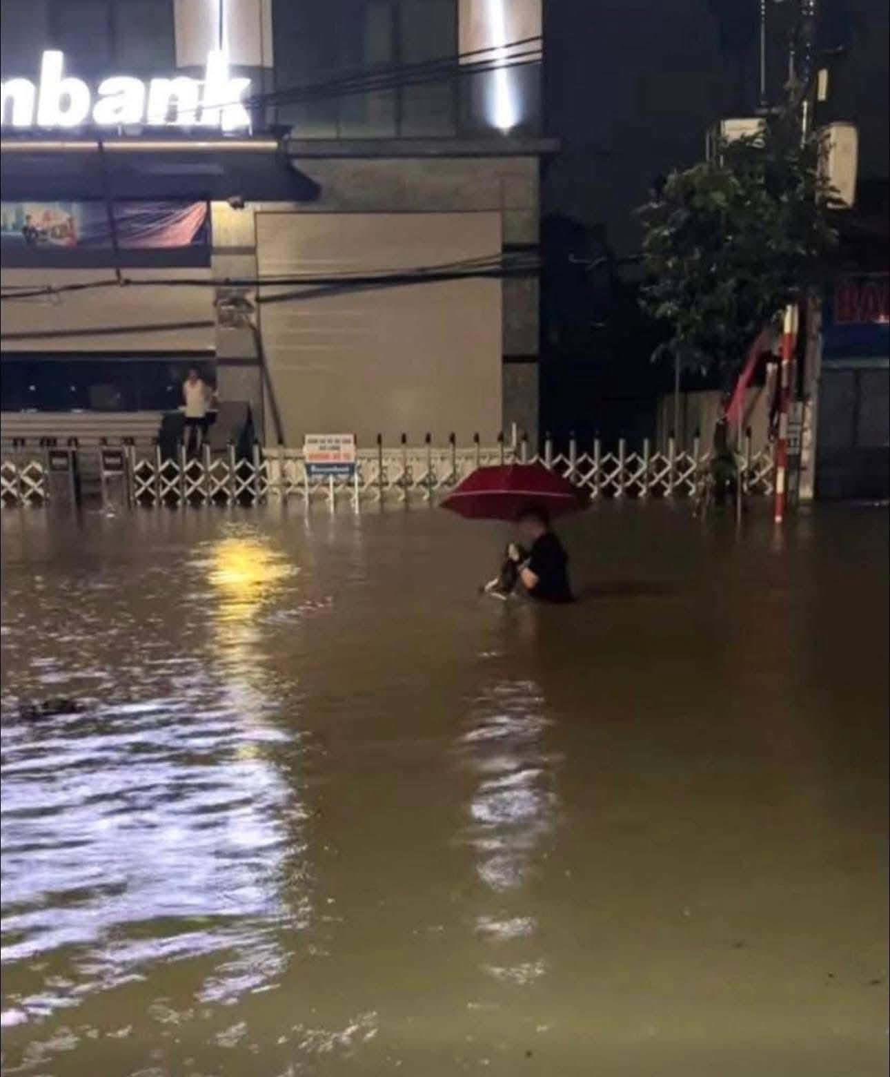 Hình ảnh Thái Nguyên ngập chìm trong biển nước, giao thông tê liệt - Ảnh 8.