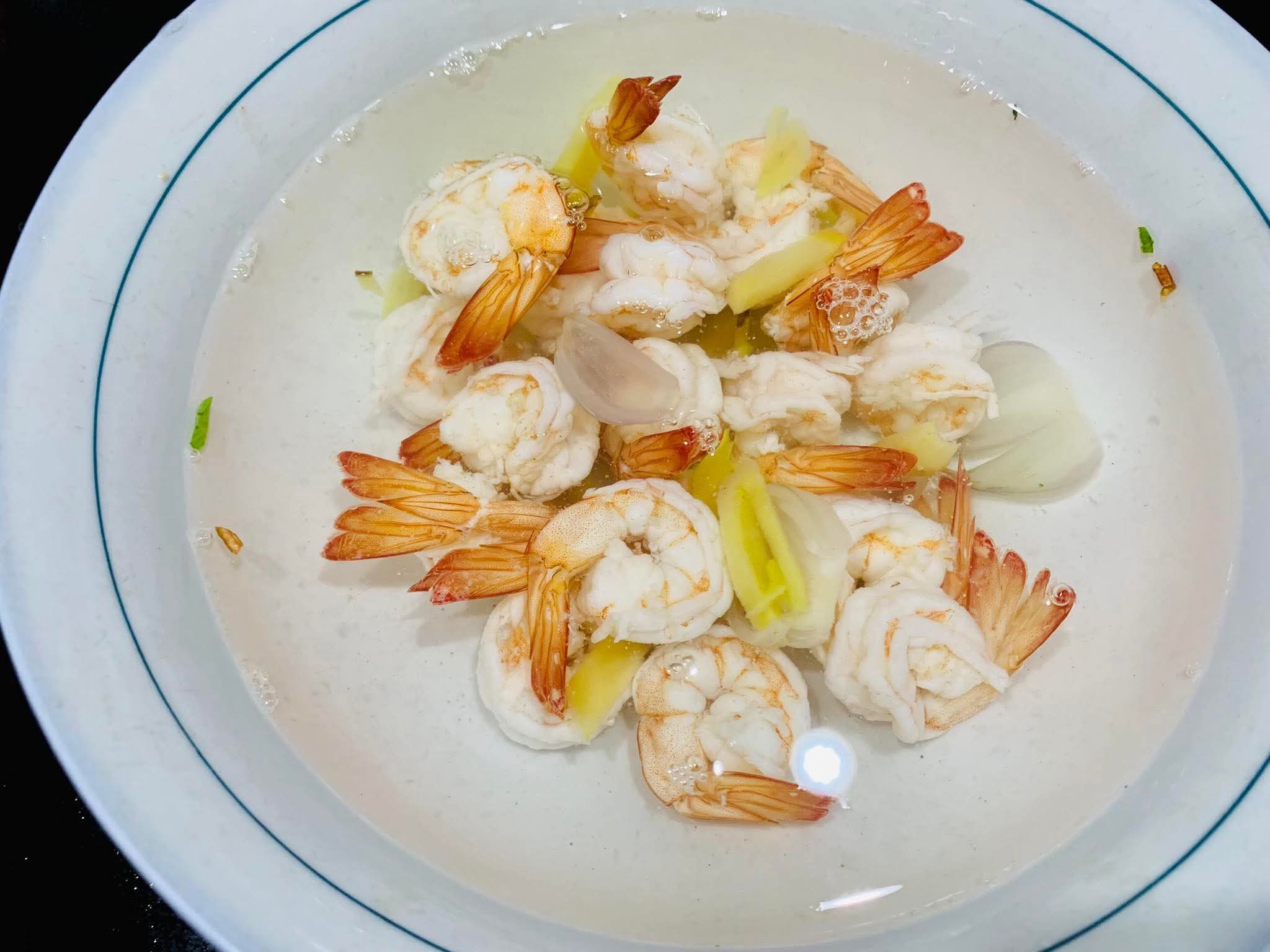 Quả vải giảm giá sâu chỉ còn vài nghìn đồng/kg bán đổ đống, chị em bày nhau làm món ngon dễ làm cho bữa ăn gia đình thêm phần hấp dẫn- Ảnh 5.