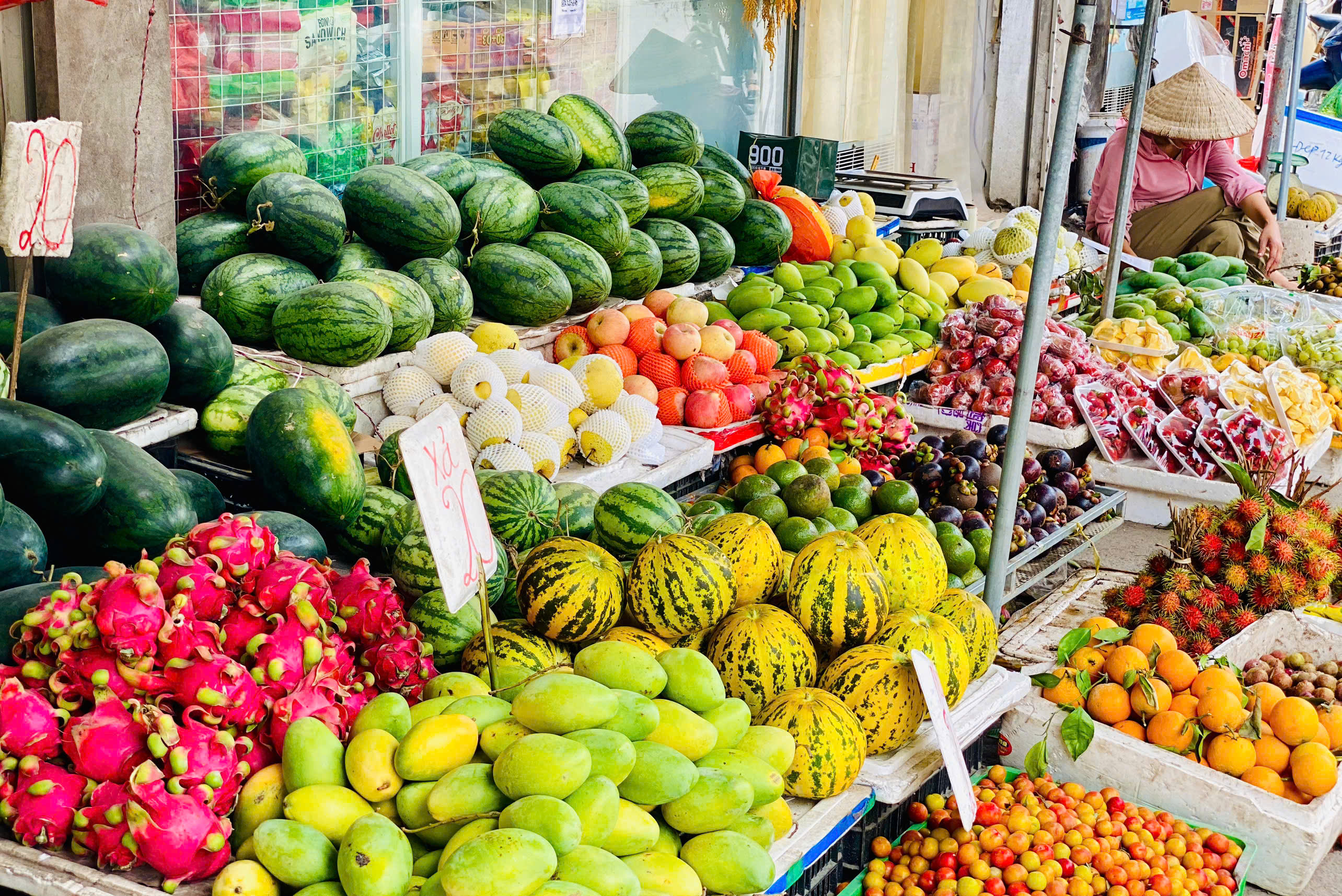 Tiểu thương lý giải nguyên nhân  dưa hấu bán tràn ngập thị trường giá chỉ 5.000 đồng/kg, - Ảnh 6.