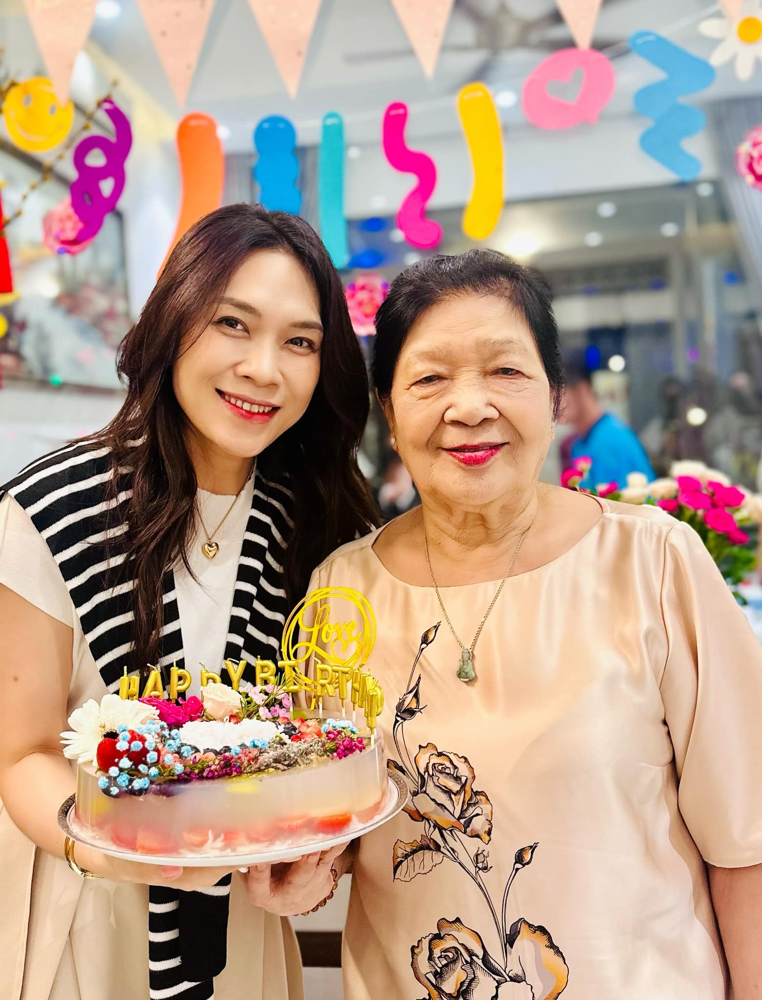 Thân thế kín tiếng của mẹ ruột Mỹ Tâm: Hoa khôi xứ Quảng một thời, tuổi xế chiều an hưởng hạnh phúc- Ảnh 8.