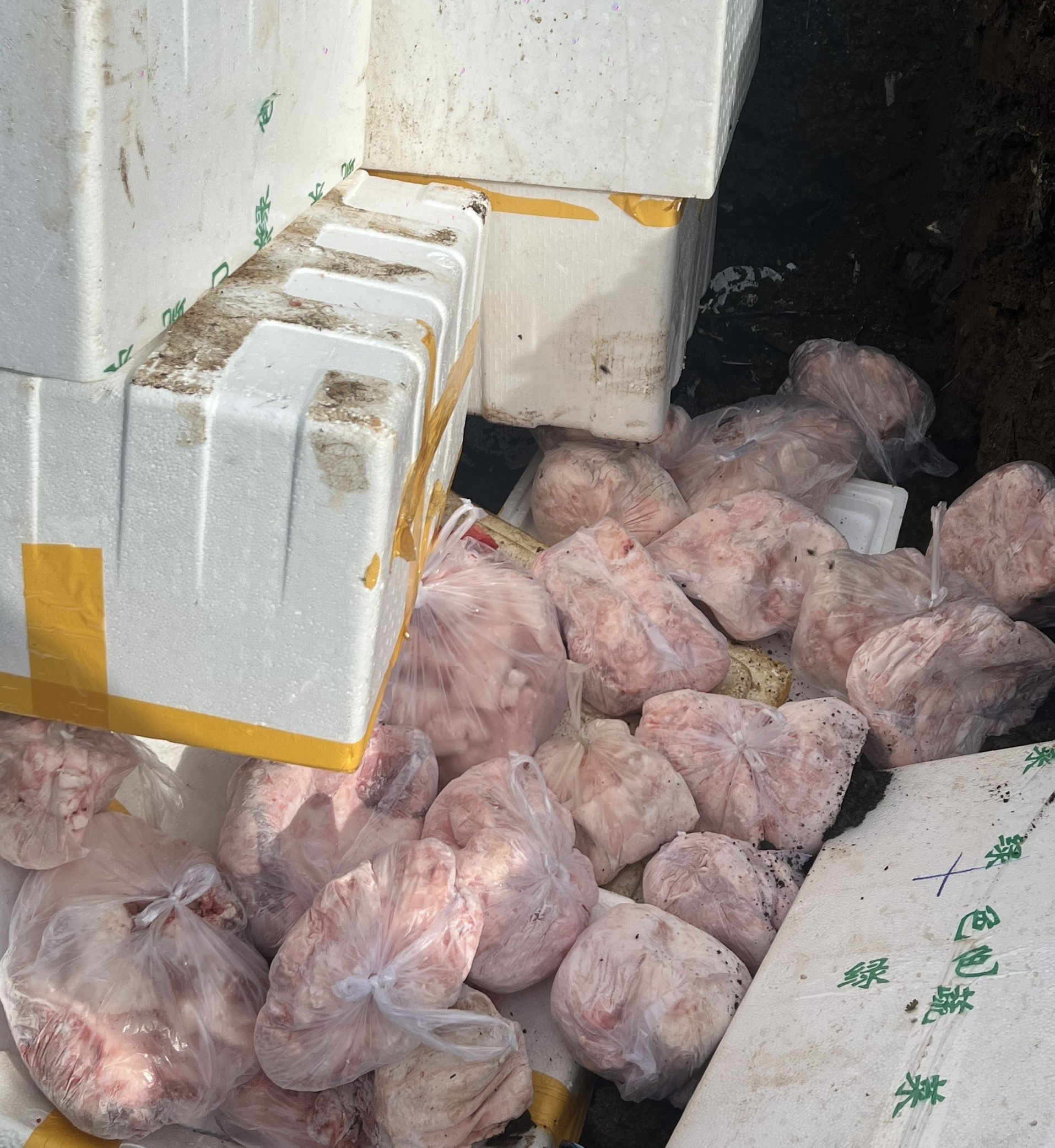 Chặn đứng gần 700kg thịt lợn, nội tạng động vật không đảm bảo an toàn vệ sinh thực phẩm- Ảnh 2.