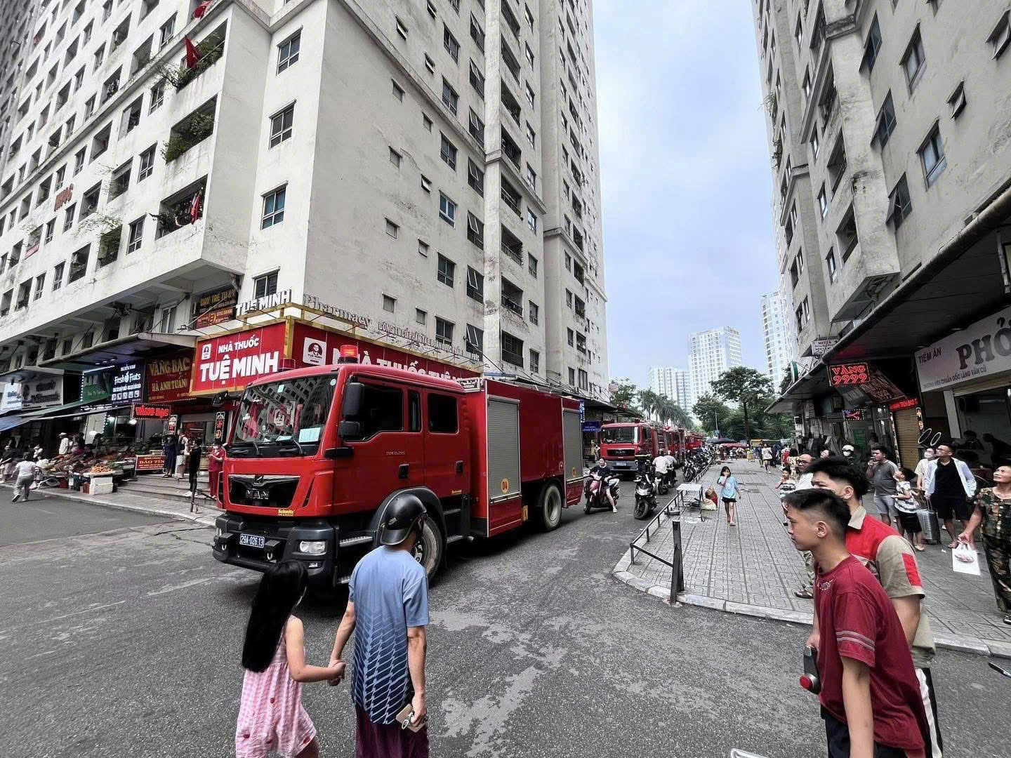 Hà Nội: Cháy căn hộ tầng 14 chung cư HH Linh Đàm, khói đen bốc lên nghi ngút - Ảnh 2.