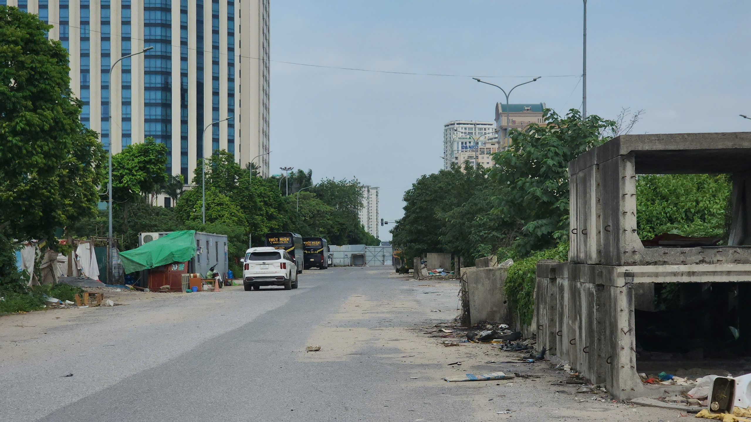 Hà Nội: Rác thải tràn lan tại dự án đường Vũ Quỳnh nối Lê Đức Thọ - Phạm Hùng ở quận Nam Từ Liêm- Ảnh 1.