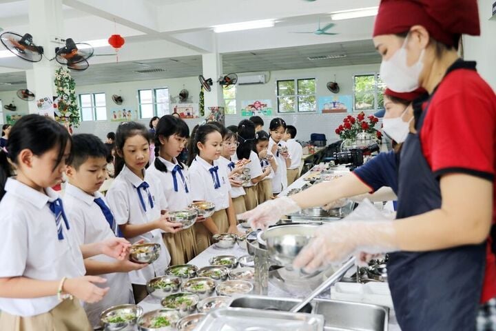 Hà Nội dự kiến chi 3.000 tỷ đồng hỗ trợ bữa ăn bán trú cho học sinh tiểu học - Ảnh 1. Hà Nội dự kiến chi 3.000 tỷ đồng hỗ trợ bữa ăn bán trú cho học sinh tiểu học - Ảnh 1.