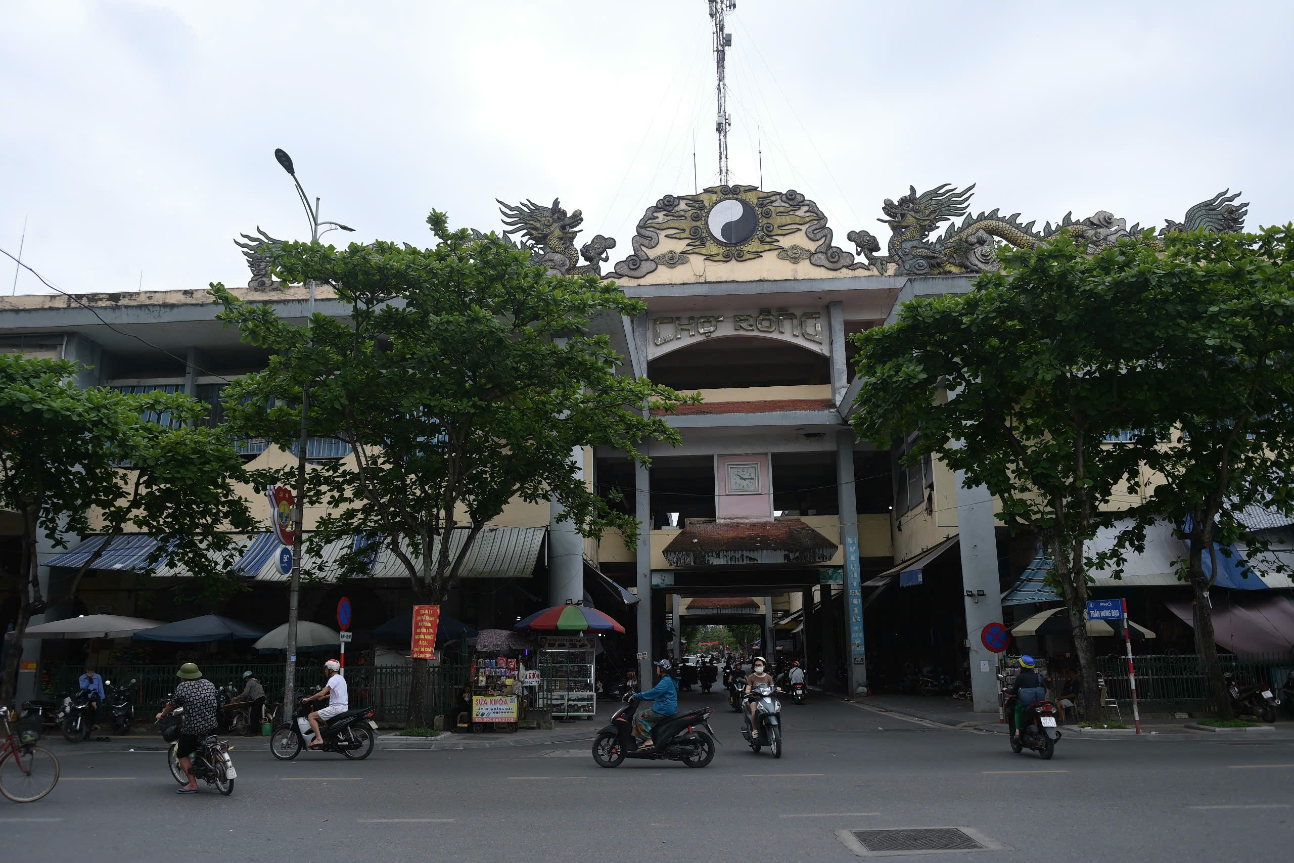 Hàng trăm ki-ốt ở chợ Rồng Nam Định đồng loạt đóng cửa, quang cảnh đìu hiu- Ảnh 1.