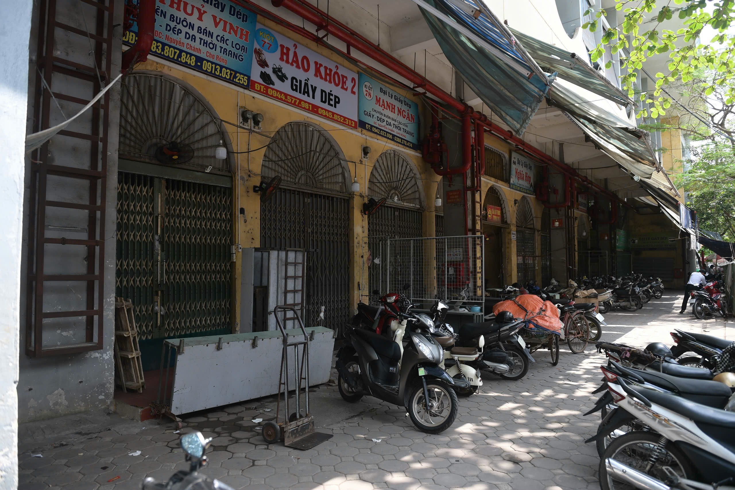 Hàng trăm ki-ốt ở chợ Rồng Nam Định đồng loạt đóng cửa, quang cảnh đìu hiu- Ảnh 14.