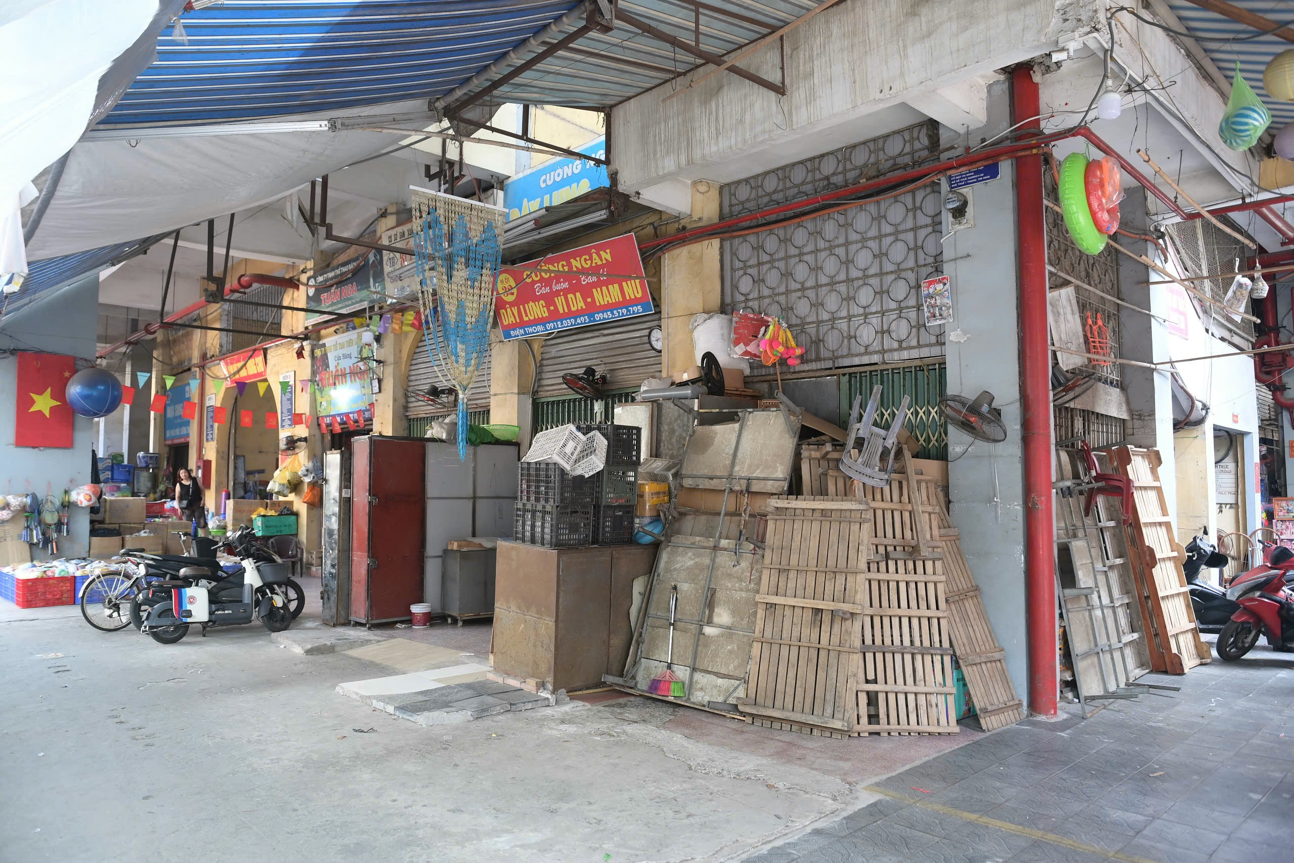 Hàng trăm ki-ốt ở chợ Rồng Nam Định đồng loạt đóng cửa, quang cảnh đìu hiu- Ảnh 3.