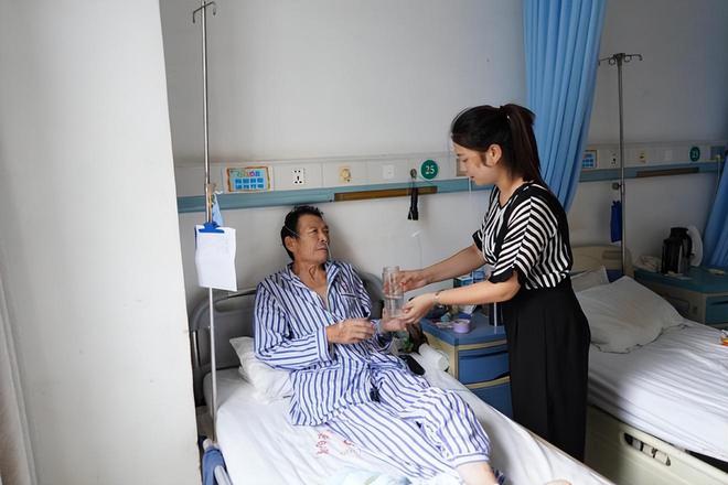 Bố chồng có cuốn sổ ghi đầy bí mật, khi ông bệnh, tôi đi gõ cửa từng nhà trong danh sách nhưng câu trả lời của họ khiến tôi lạnh buốt tim- Ảnh 1.