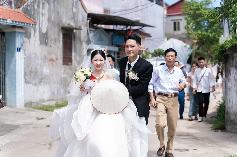 Gặp thử thách khó nhằn khi đón dâu, chú rể Hà Nội bật cười gọi anh em 'giải cứu' - Ảnh 4. Gặp thử thách khó nhằn khi đón dâu, chú rể Hà Nội bật cười gọi anh em 'giải cứu' - Ảnh 4.