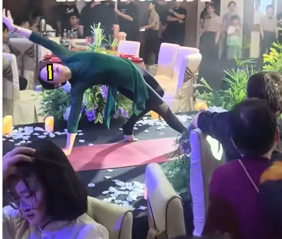 Mẹ biểu diễn yoga trong đám cưới con trai, quan khách ái ngại - Ảnh 3. Mẹ biểu diễn yoga trong đám cưới con trai, quan khách ái ngại - Ảnh 3.