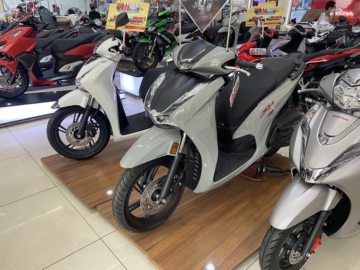Giá xe SH mới nhất giảm chưa từng có, rẻ hiếm thấy, thậm chí thấp hơn cả niêm yết, khách hàng đua đặt cọc vì giá rẻ- Ảnh 2. Giá xe SH mới nhất giảm chưa từng có, rẻ hiếm thấy, thậm chí thấp hơn cả niêm yết, khách hàng đua đặt cọc vì giá rẻ- Ảnh 2.