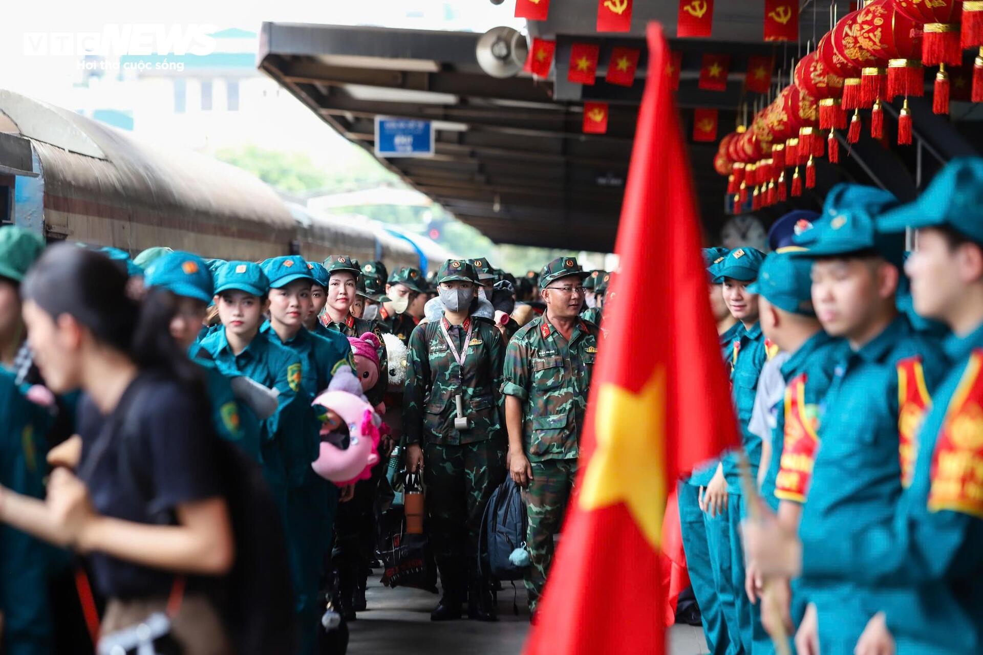 nguoi-dan-ha-noi-don-luc-luong-ra-bac-tap-luyen-chuan-bi-dieu-binh-2-9-10-14300927-1749211480885-174921148098962793087.jpg