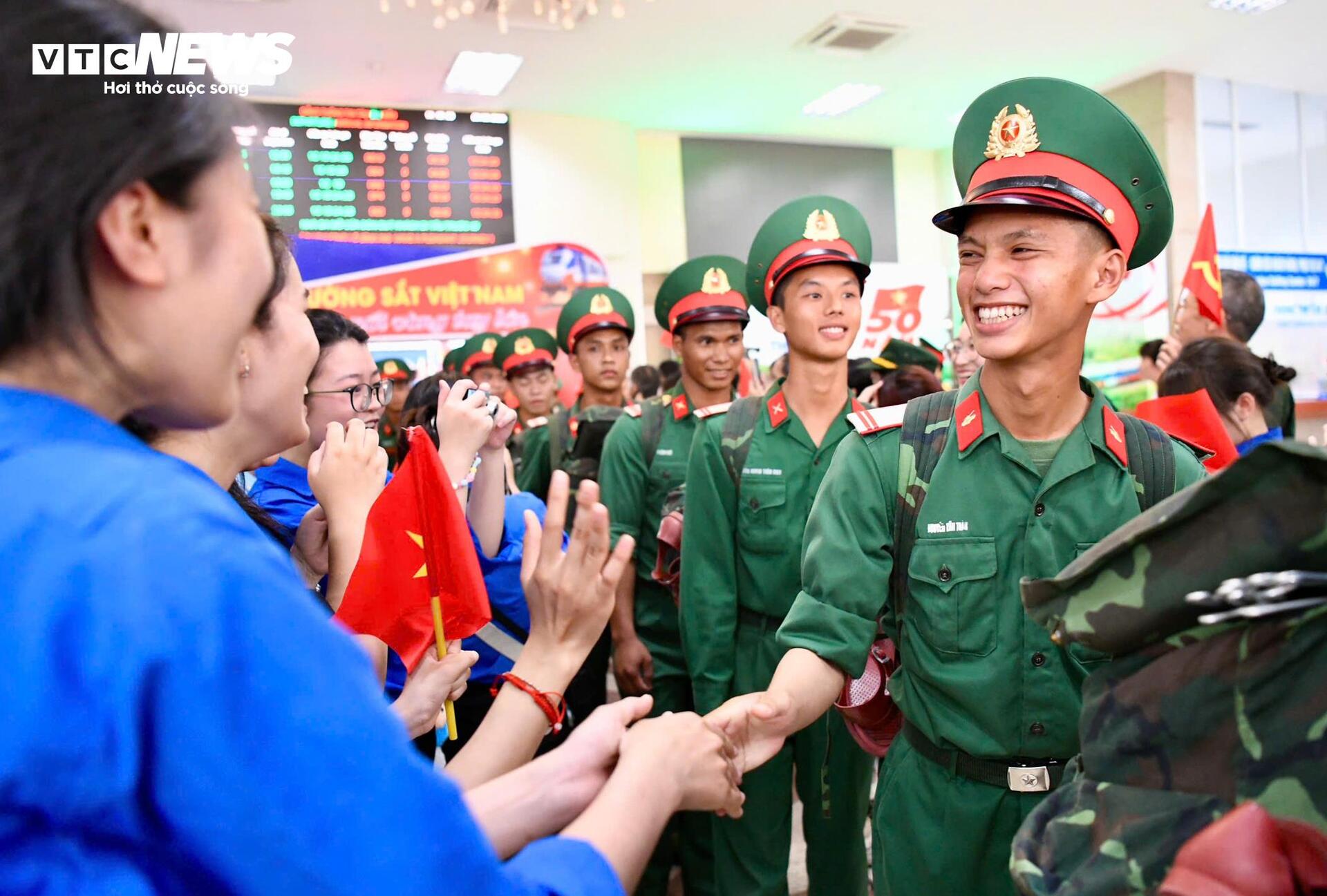 nguoi-dan-ha-noi-don-luc-luong-ra-bac-tap-luyen-chuan-bi-dieu-binh-2-9-11-14305647-1749211487818-1749211487934178908546.jpg