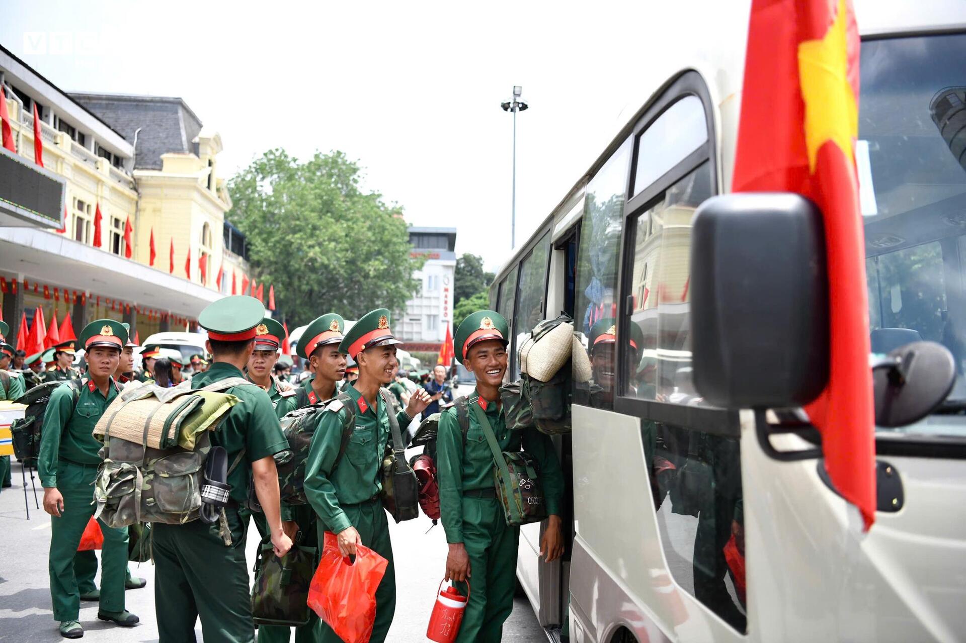 nguoi-dan-ha-noi-don-luc-luong-ra-bac-tap-luyen-chuan-bi-dieu-binh-2-9-13-14325213-1749211491122-1749211491206632003093.jpg
