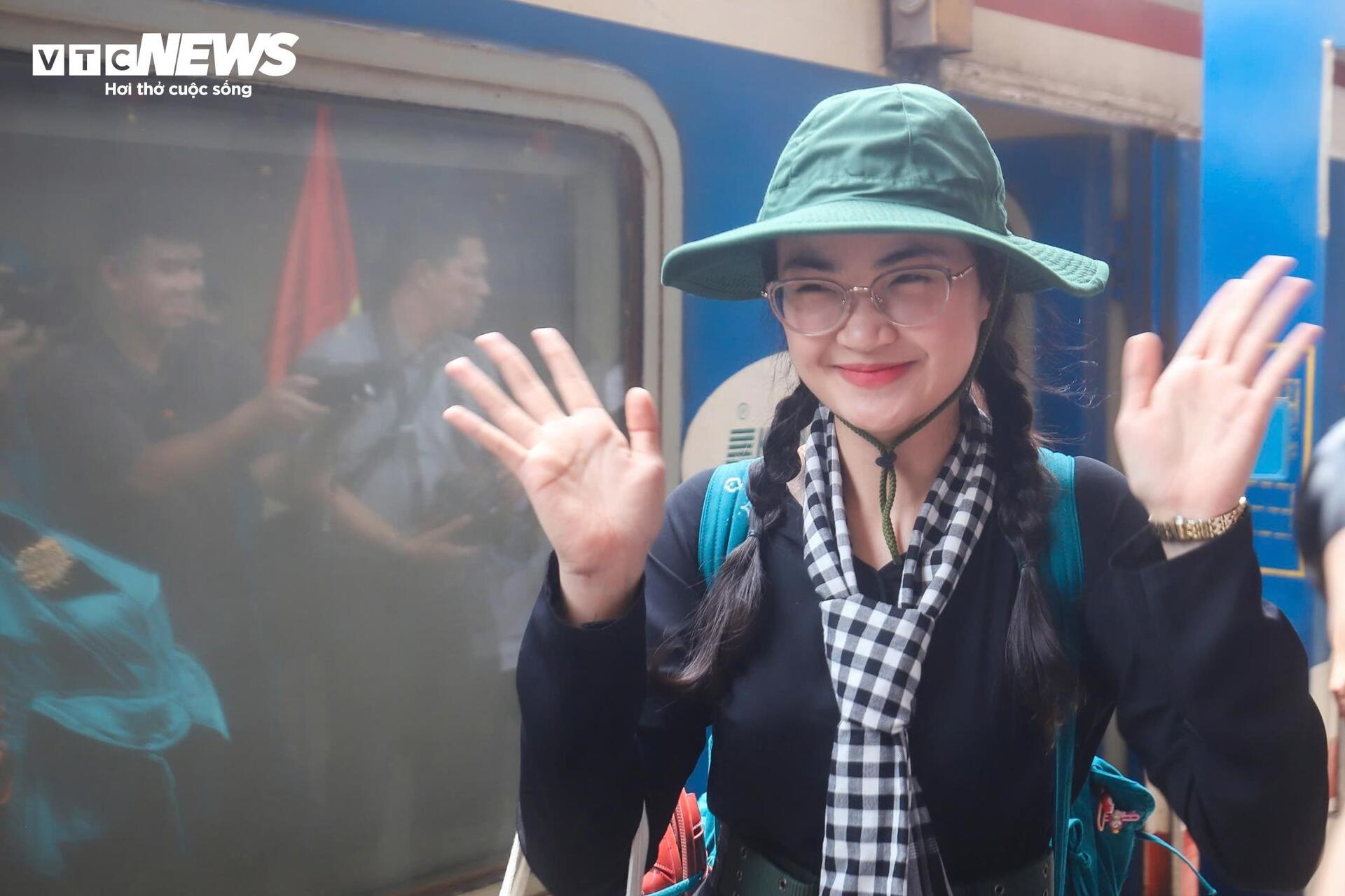 nguoi-dan-ha-noi-don-luc-luong-ra-bac-tap-luyen-chuan-bi-dieu-binh-2-9-14271806-1749211484644-17492114847341637286790.jpg
