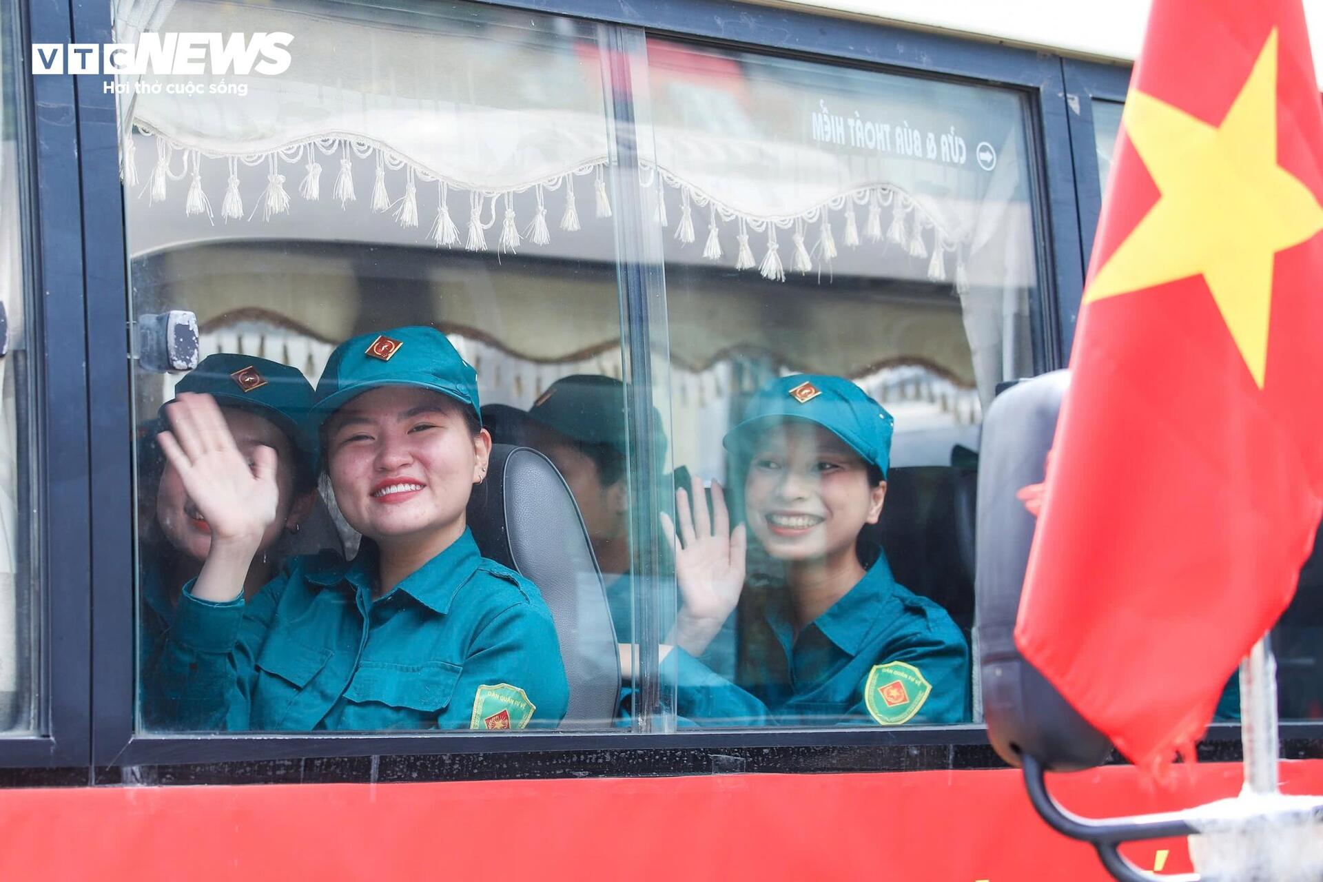 nguoi-dan-ha-noi-don-luc-luong-ra-bac-tap-luyen-chuan-bi-dieu-binh-2-9-18-14340167-1749211494540-17492114946501889230657.jpg