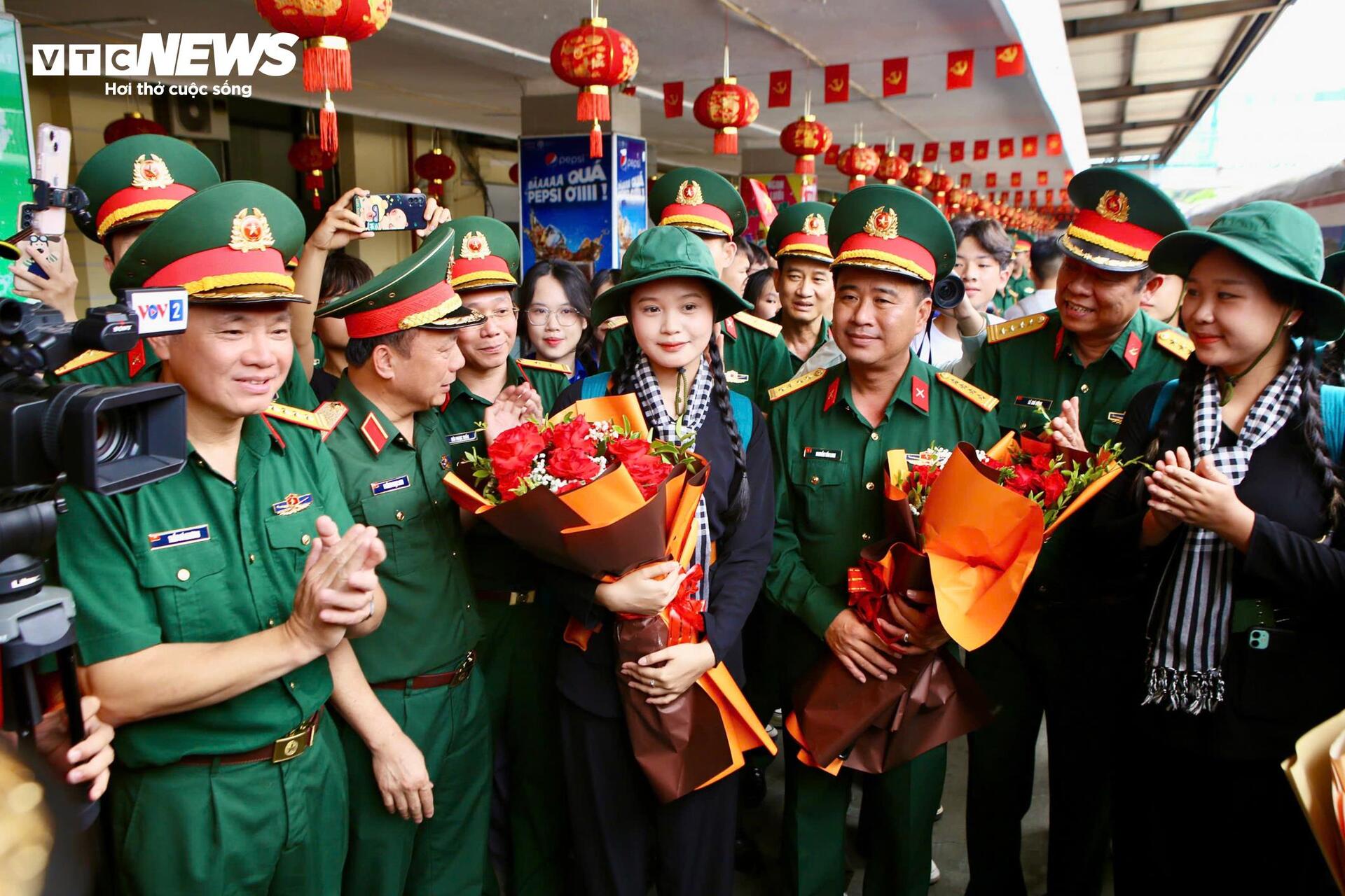 nguoi-dan-ha-noi-don-luc-luong-ra-bac-tap-luyen-chuan-bi-dieu-binh-2-9-4-14260735-1749211482889-17492114829822014711346.jpg