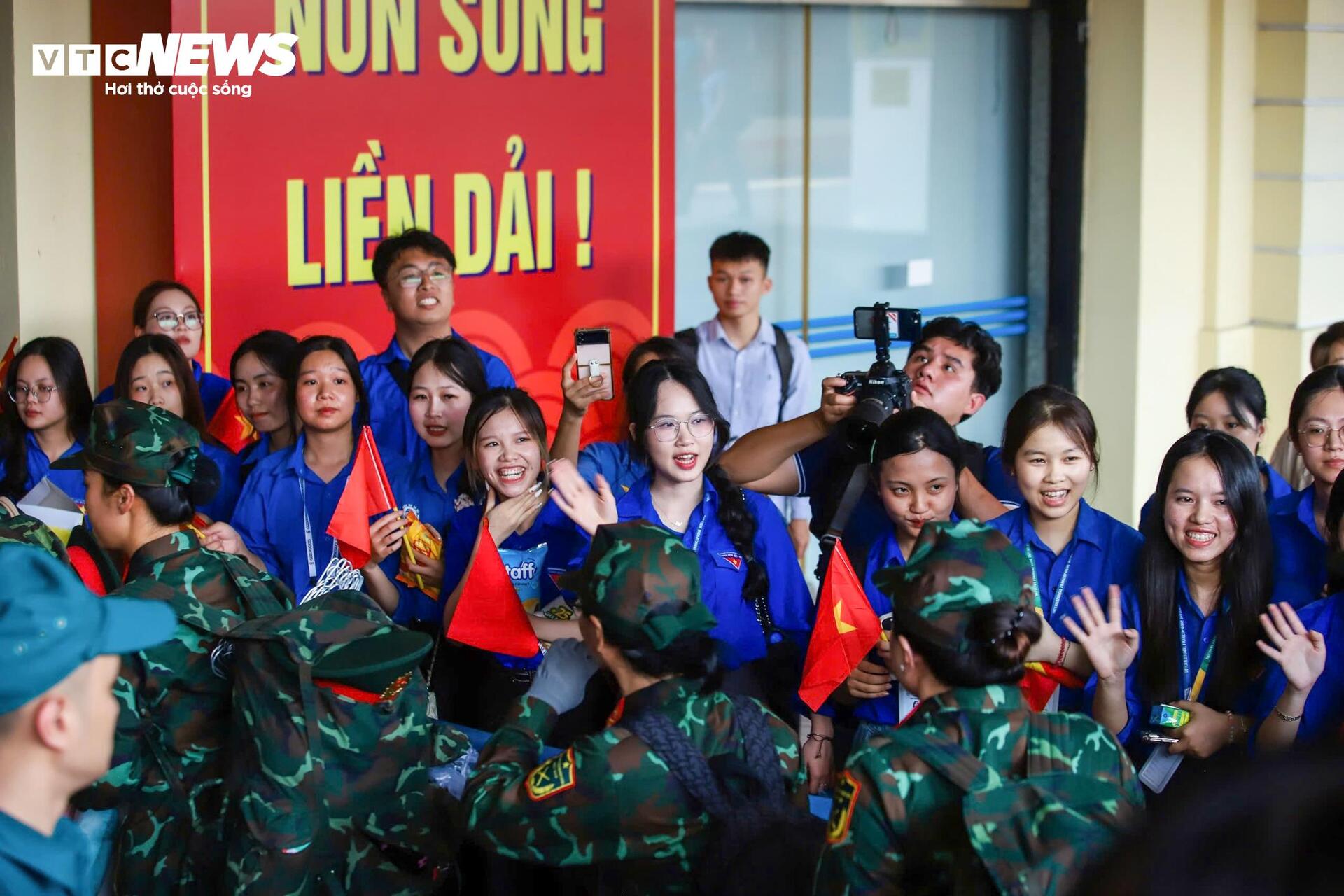 nguoi-dan-ha-noi-don-luc-luong-ra-bac-tap-luyen-chuan-bi-dieu-binh-2-9-5-14265721-1749211479936-17492114800191127190654.jpg