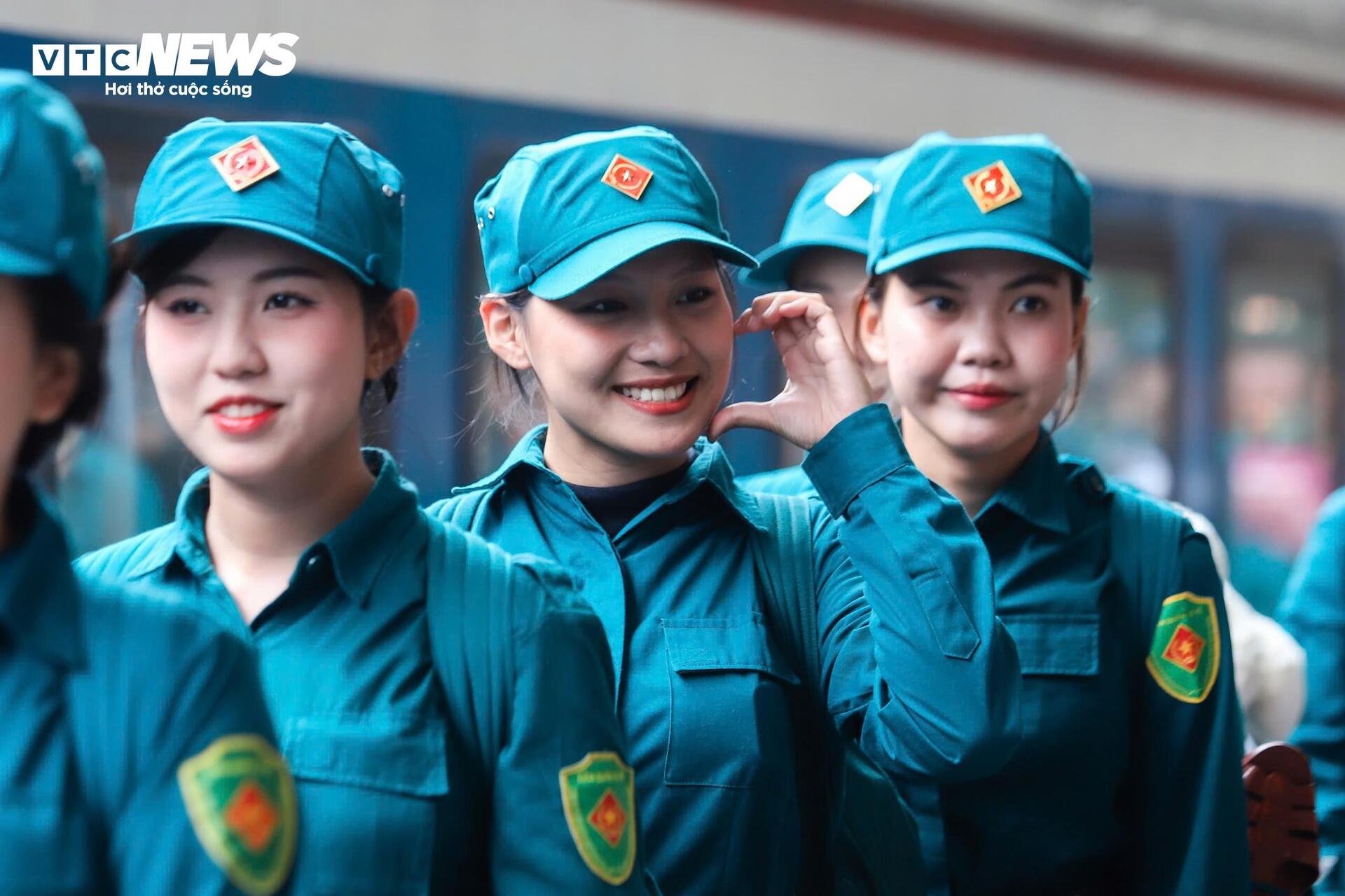 nguoi-dan-ha-noi-don-luc-luong-ra-bac-tap-luyen-chuan-bi-dieu-binh-2-9-8-14302049-1749211481900-17492114819981567422358.jpg