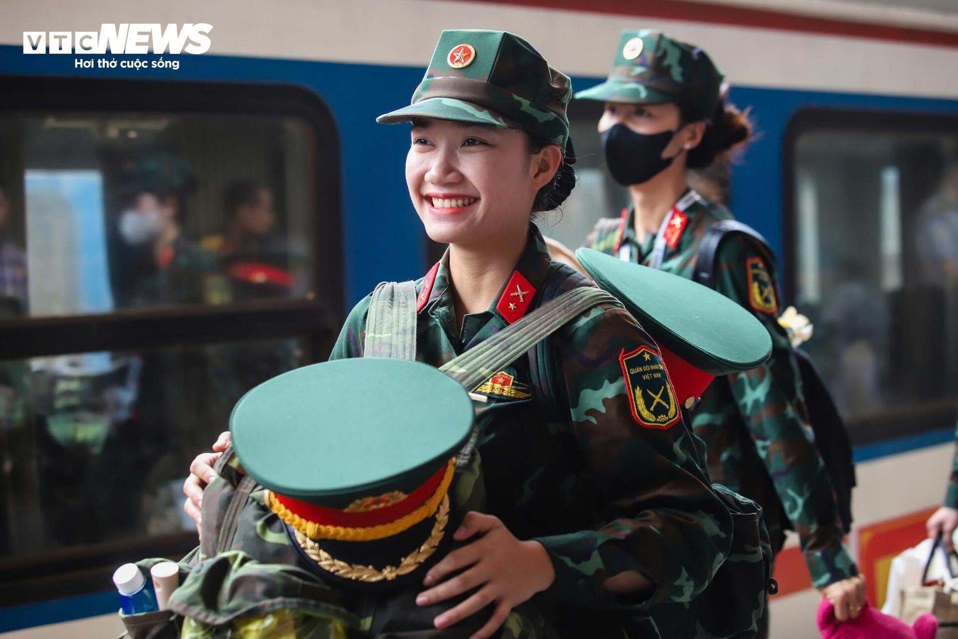 nguoi-dan-ha-noi-don-luc-luong-ra-bac-tap-luyen-chuan-bi-dieu-binh-2-9-9-14290386-1749211486681-17492114867511190990990.jpg