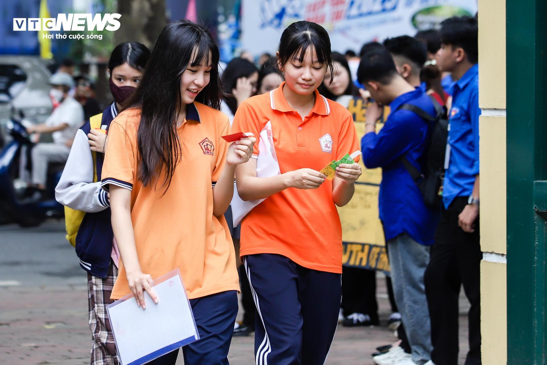 nu-cuoi-si-tu-thi-lop-10-ha-noi-ngay-dau-lam-thu-tuc-10-10042410-1749196506349-17491965064582115264395.jpg